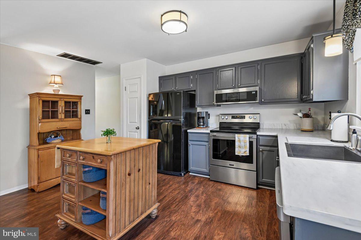 WOODLAND BEACH - Residential