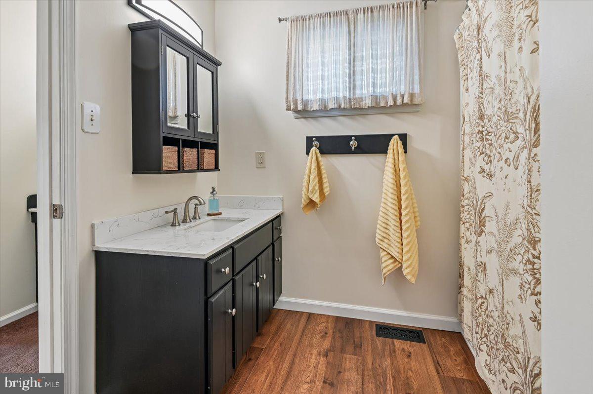 WOODLAND BEACH - Residential