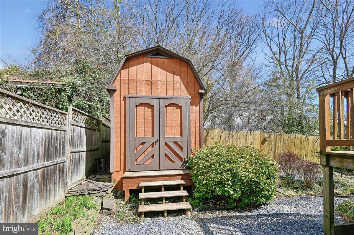 WOODLAND BEACH - Residential