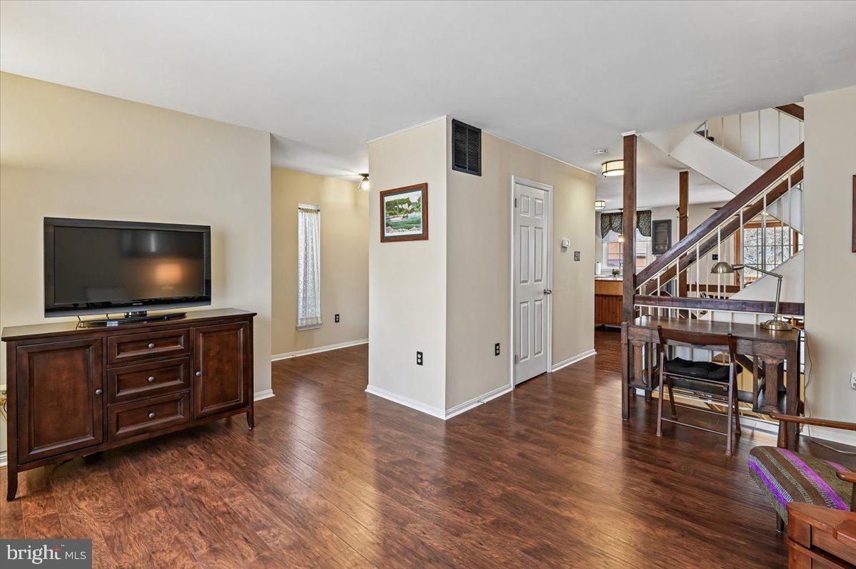 WOODLAND BEACH - Residential