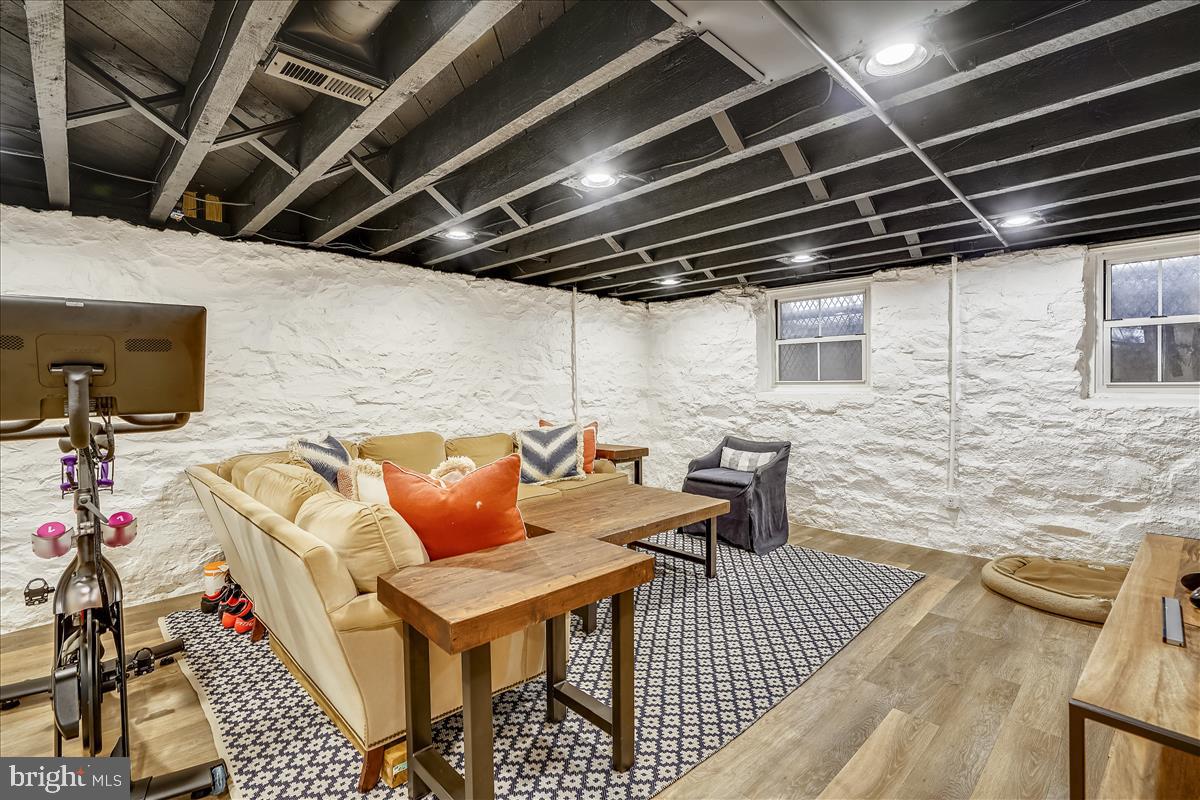 ROLAND PARK - Residential