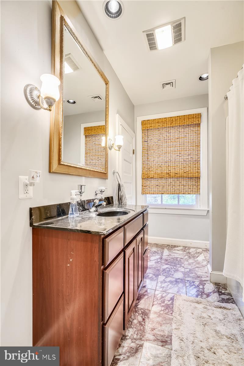 ROLAND PARK - Residential