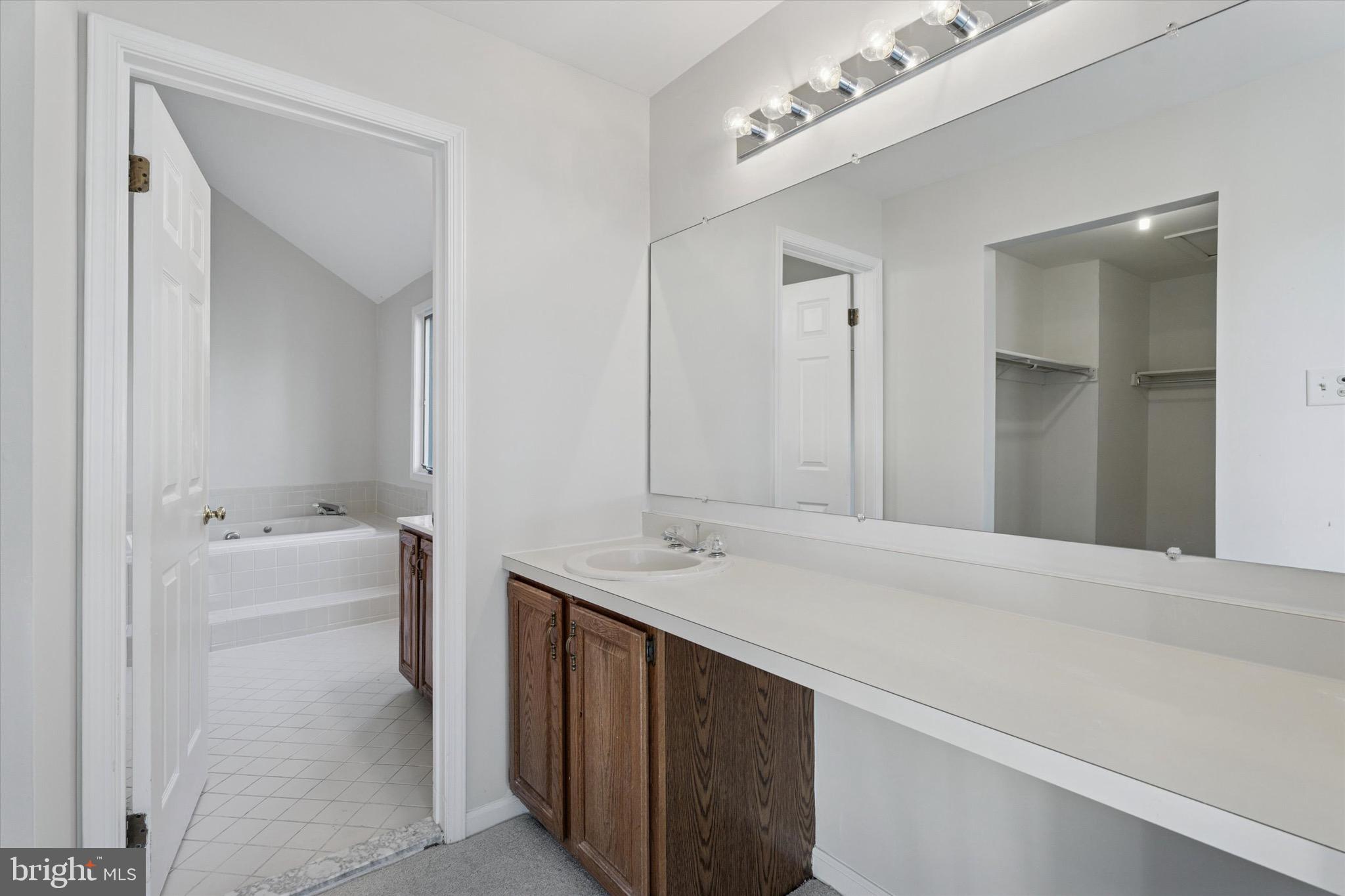 GWYNEDD KNOLL - Residential