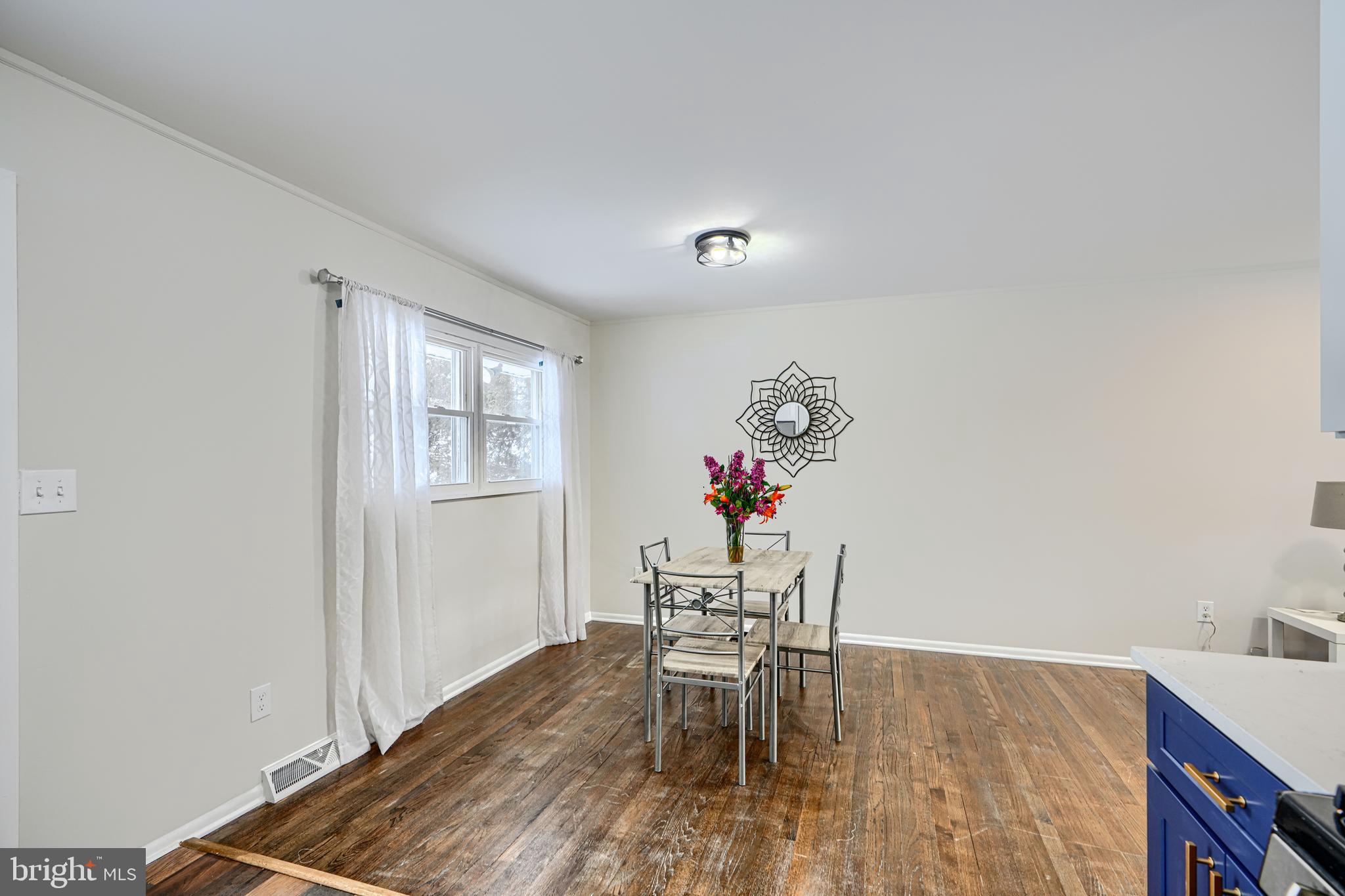 HOLIDAY MANOR - Residential