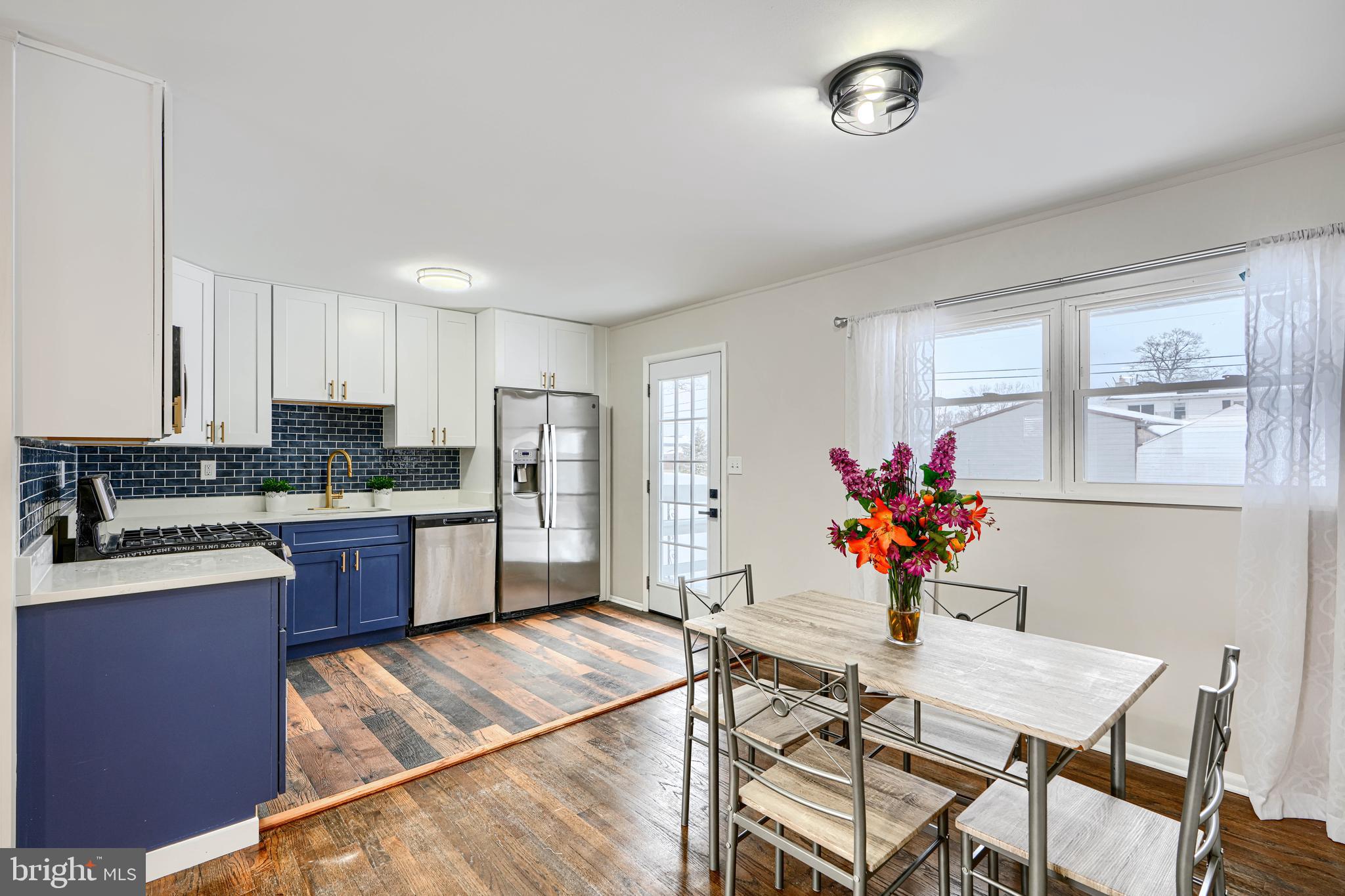 HOLIDAY MANOR - Residential