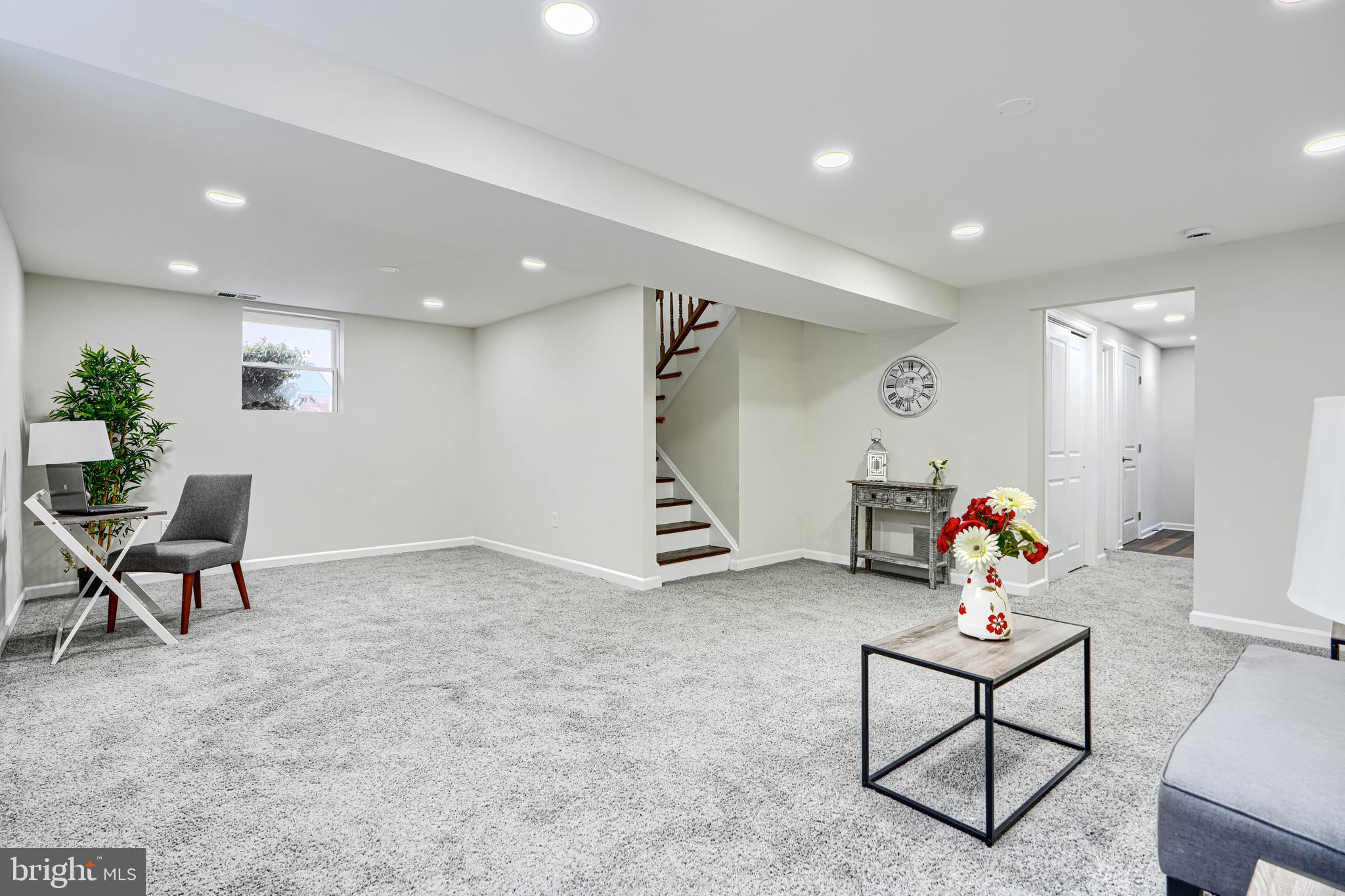 HOLIDAY MANOR - Residential