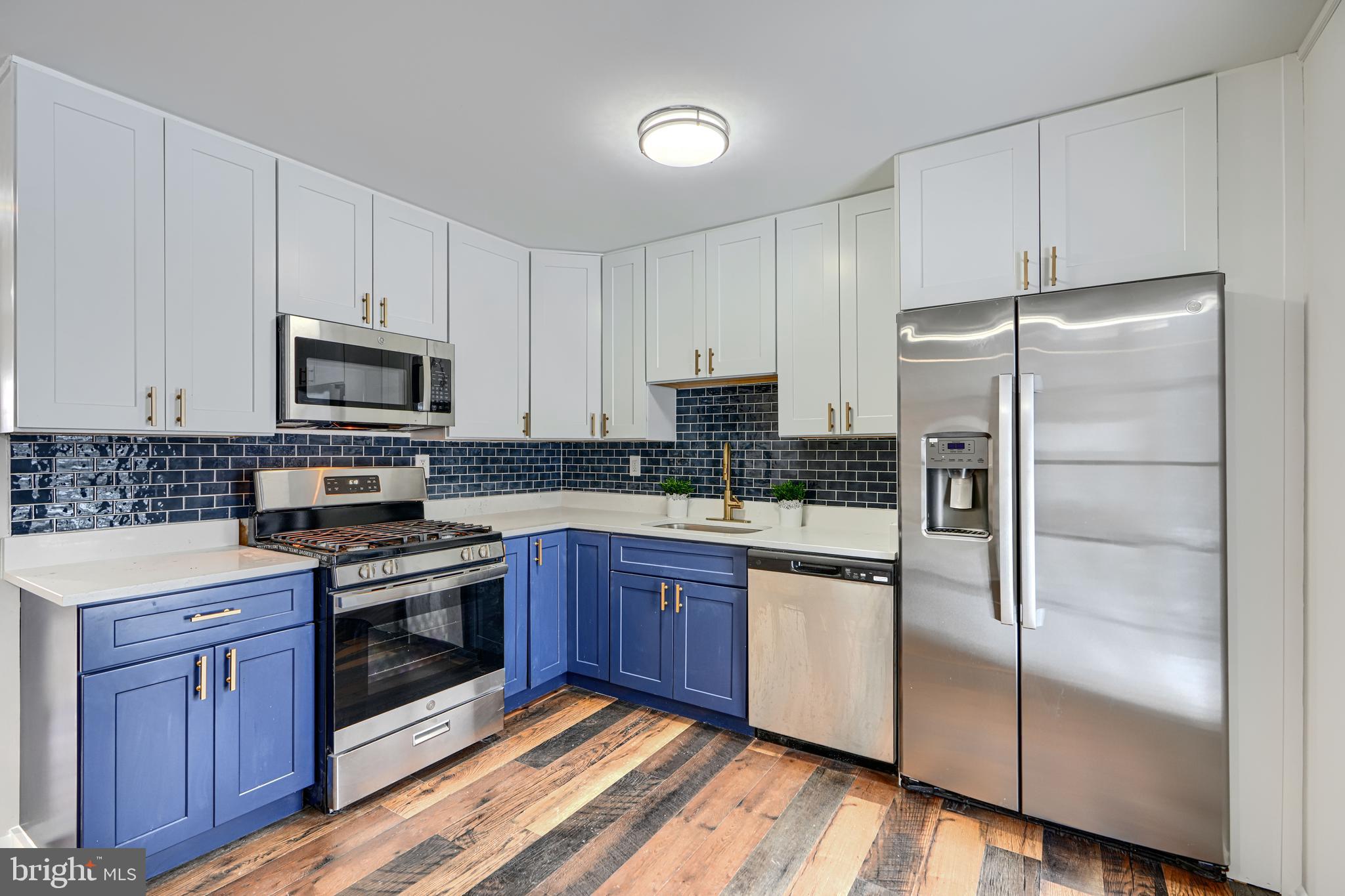 HOLIDAY MANOR - Residential