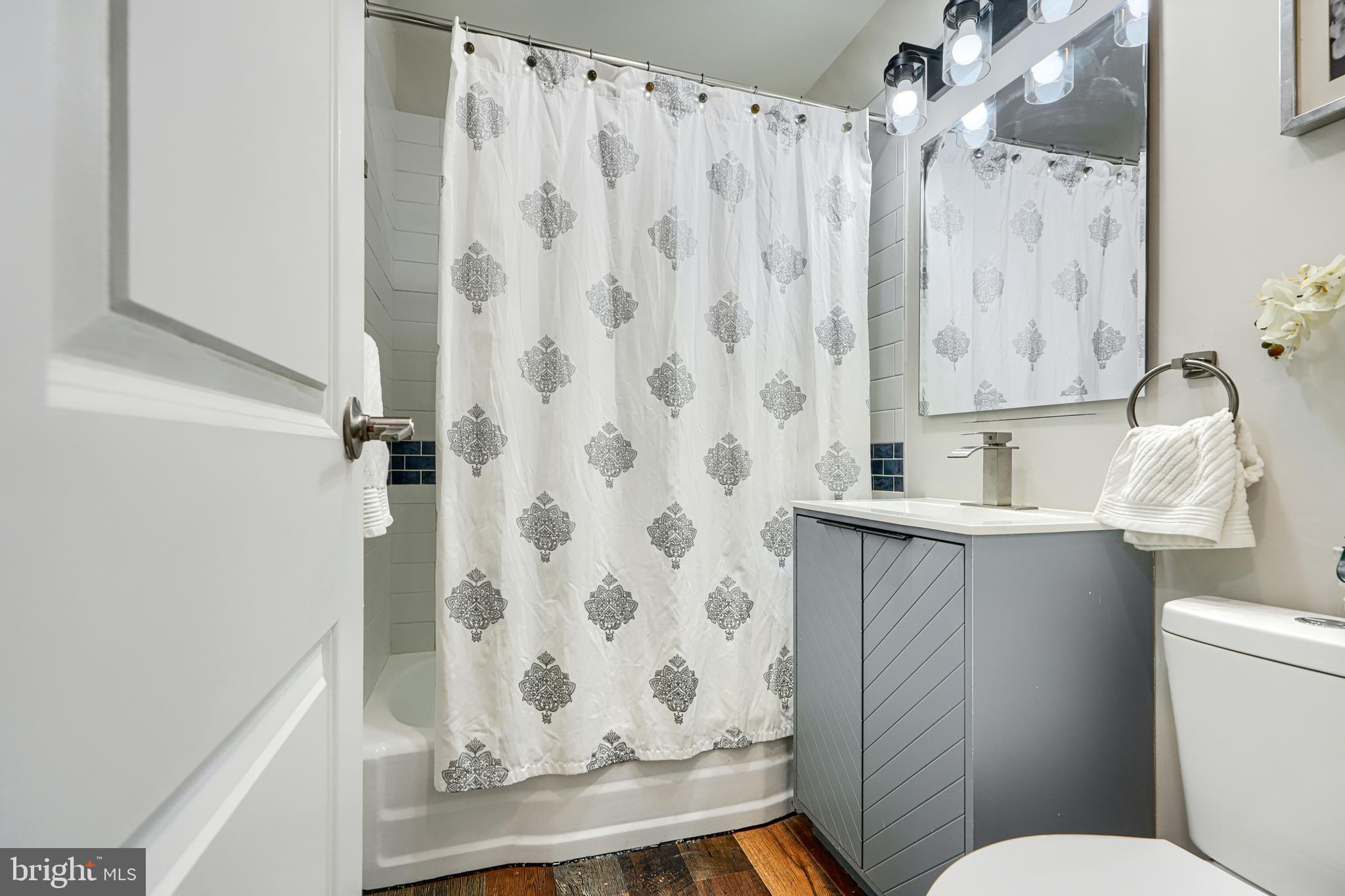 HOLIDAY MANOR - Residential