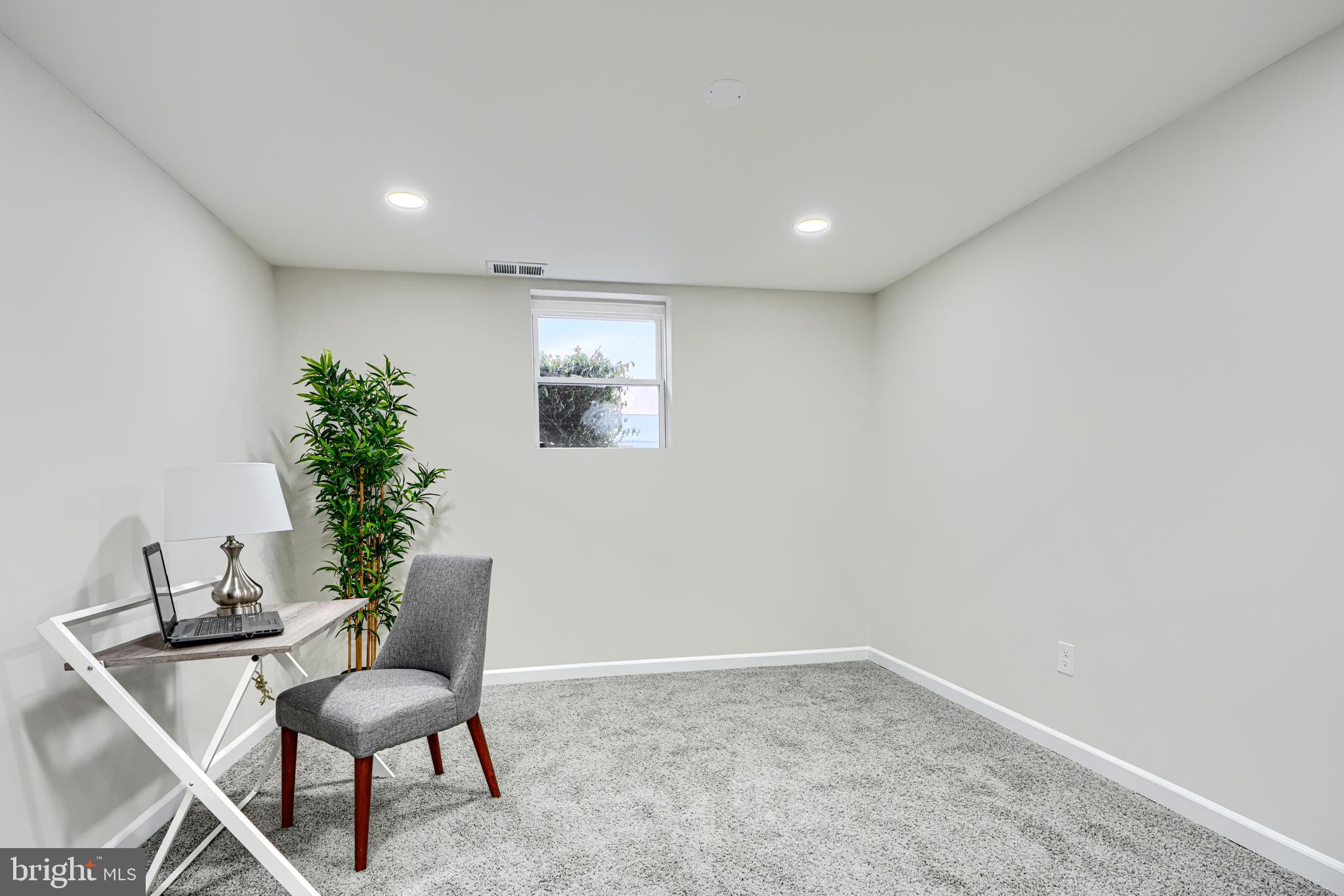 HOLIDAY MANOR - Residential