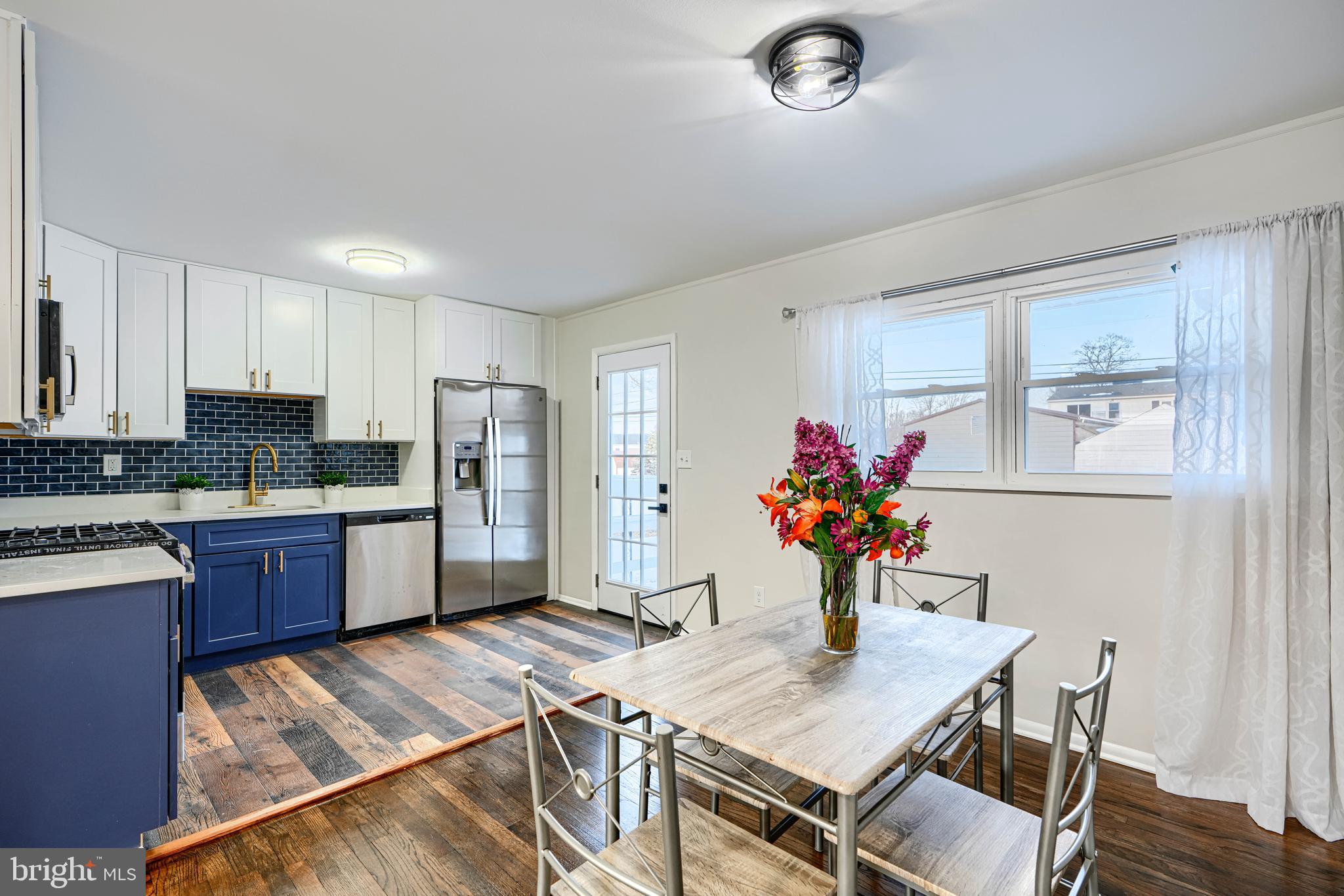 HOLIDAY MANOR - Residential