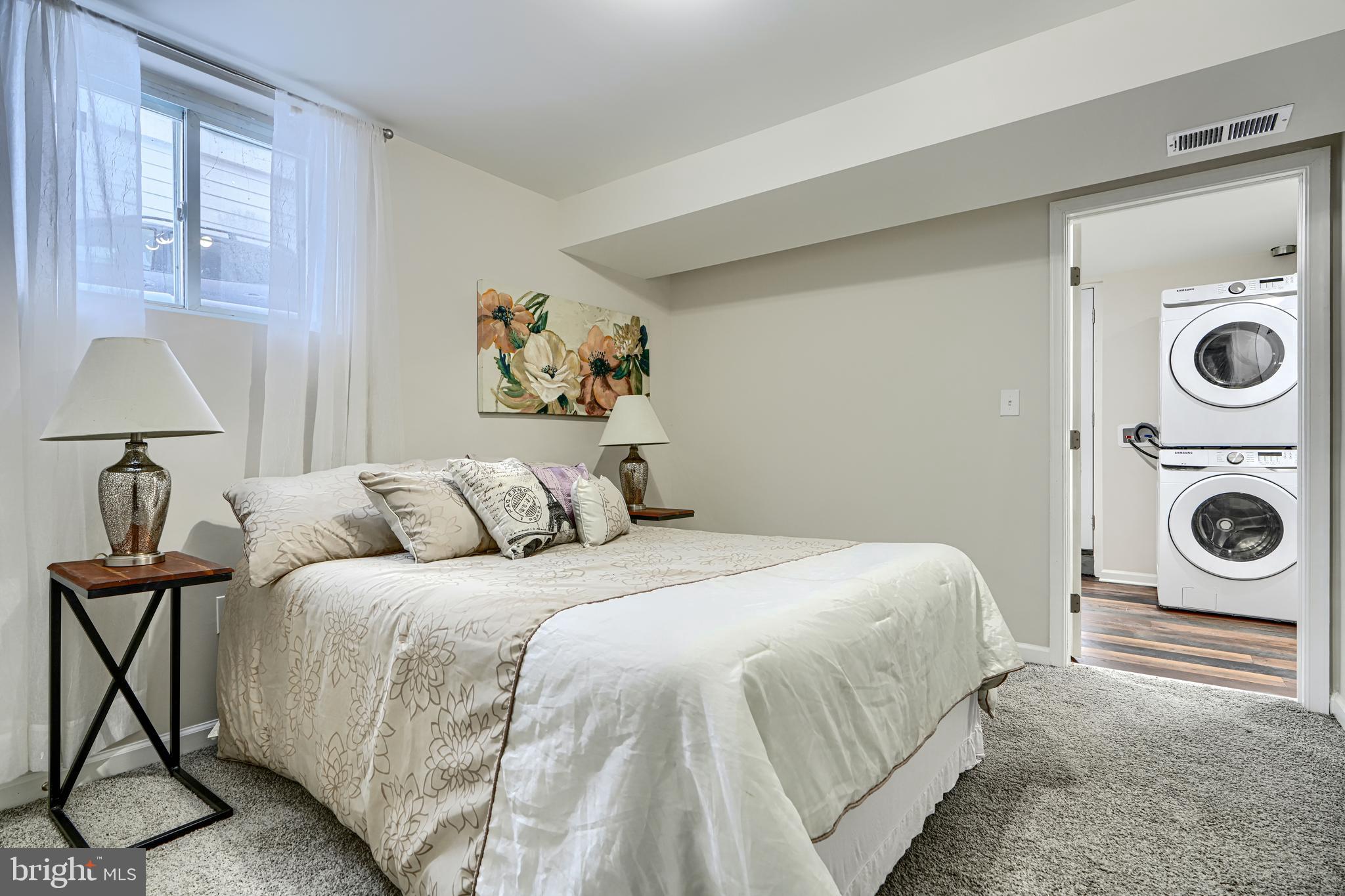 HOLIDAY MANOR - Residential