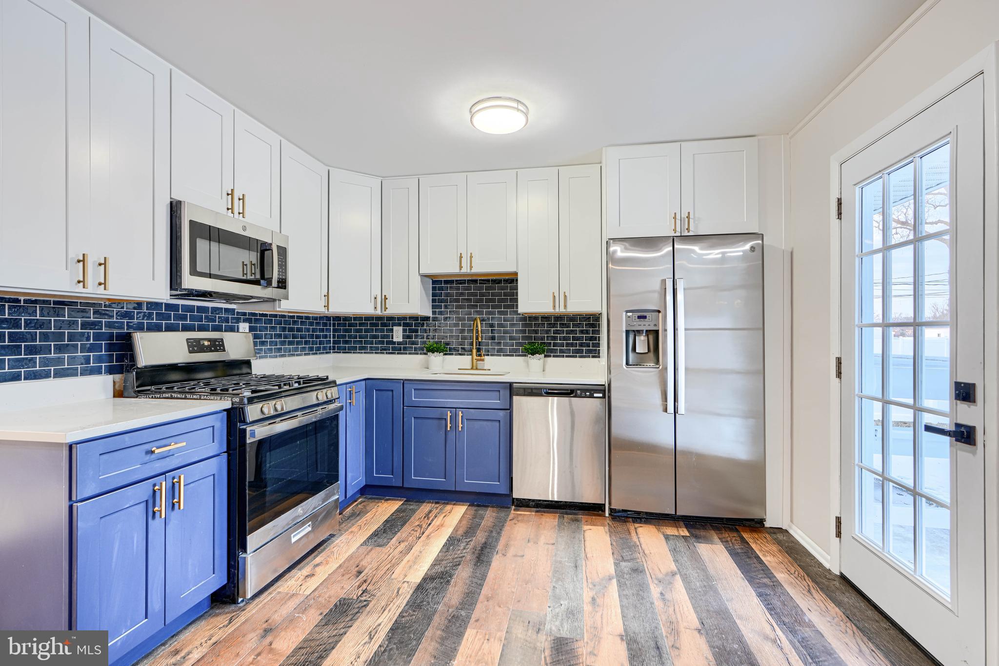 HOLIDAY MANOR - Residential