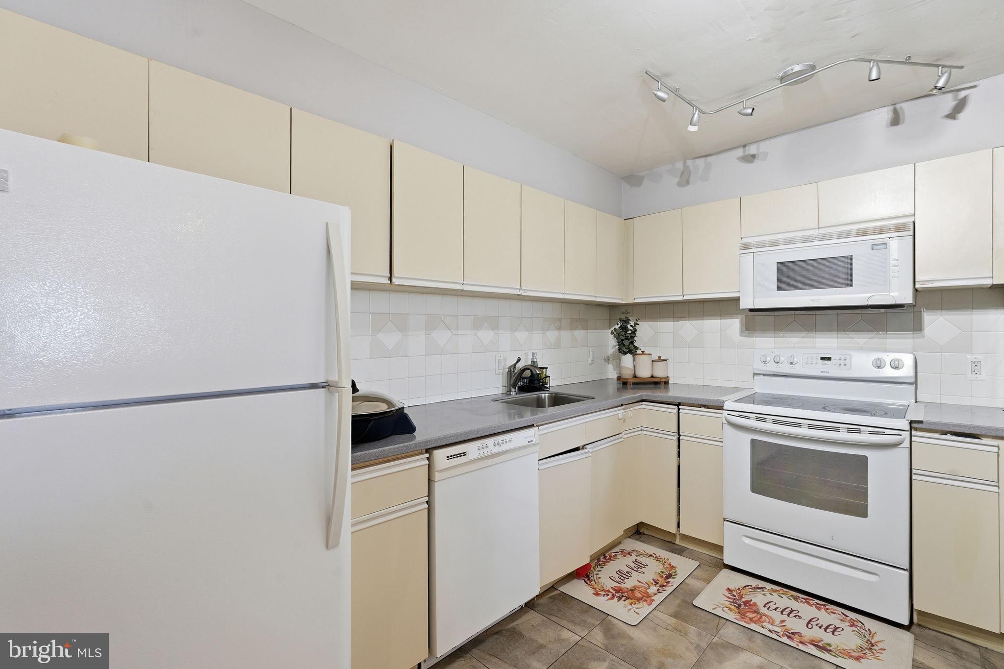 LAKESIDE PLAZA - Residential