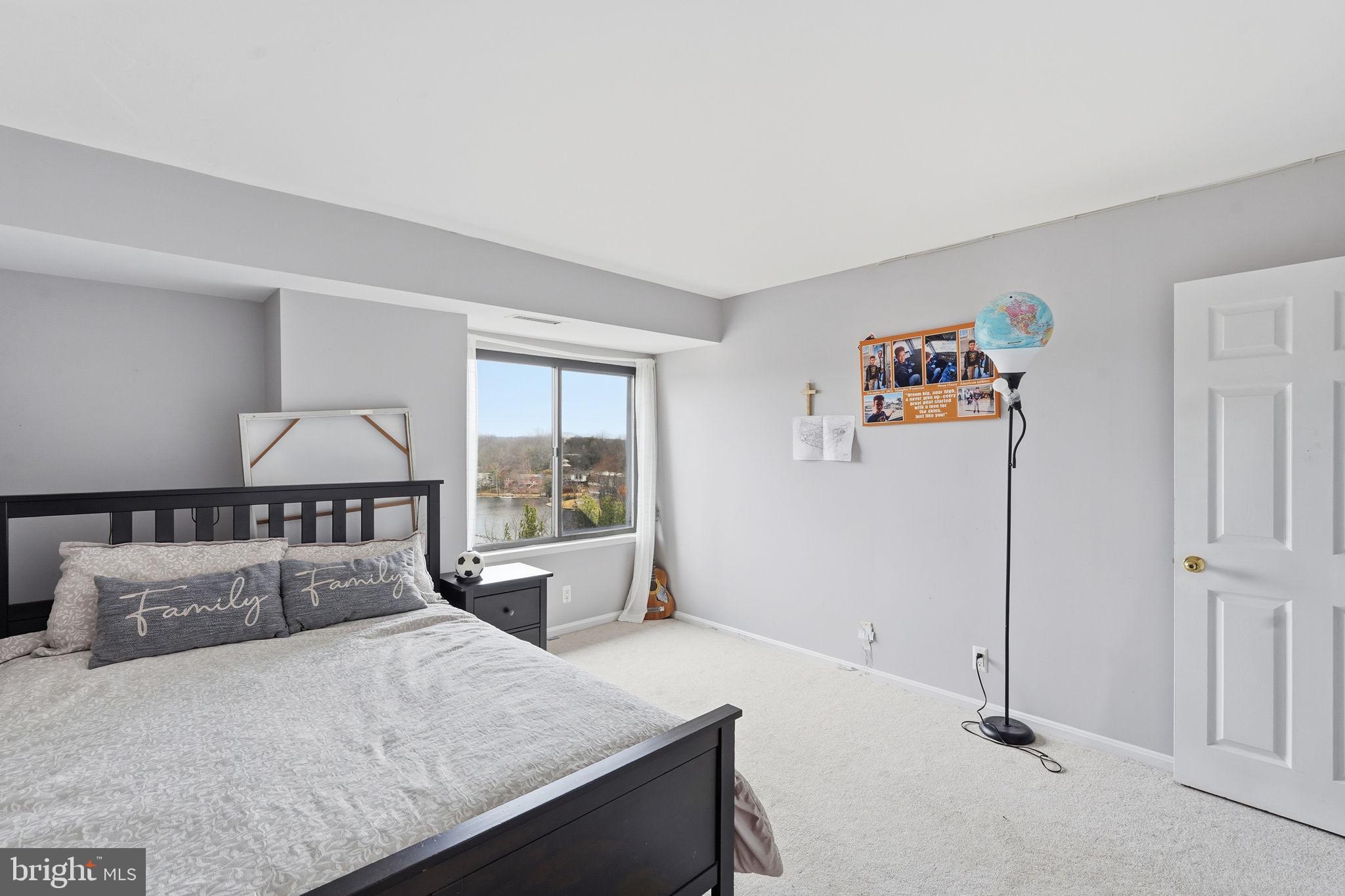 LAKESIDE PLAZA - Residential