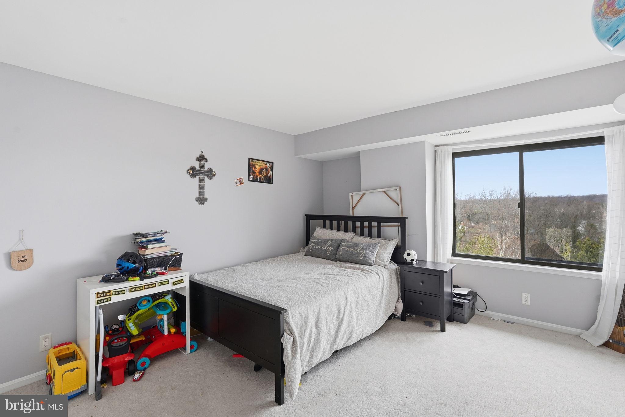 LAKESIDE PLAZA - Residential