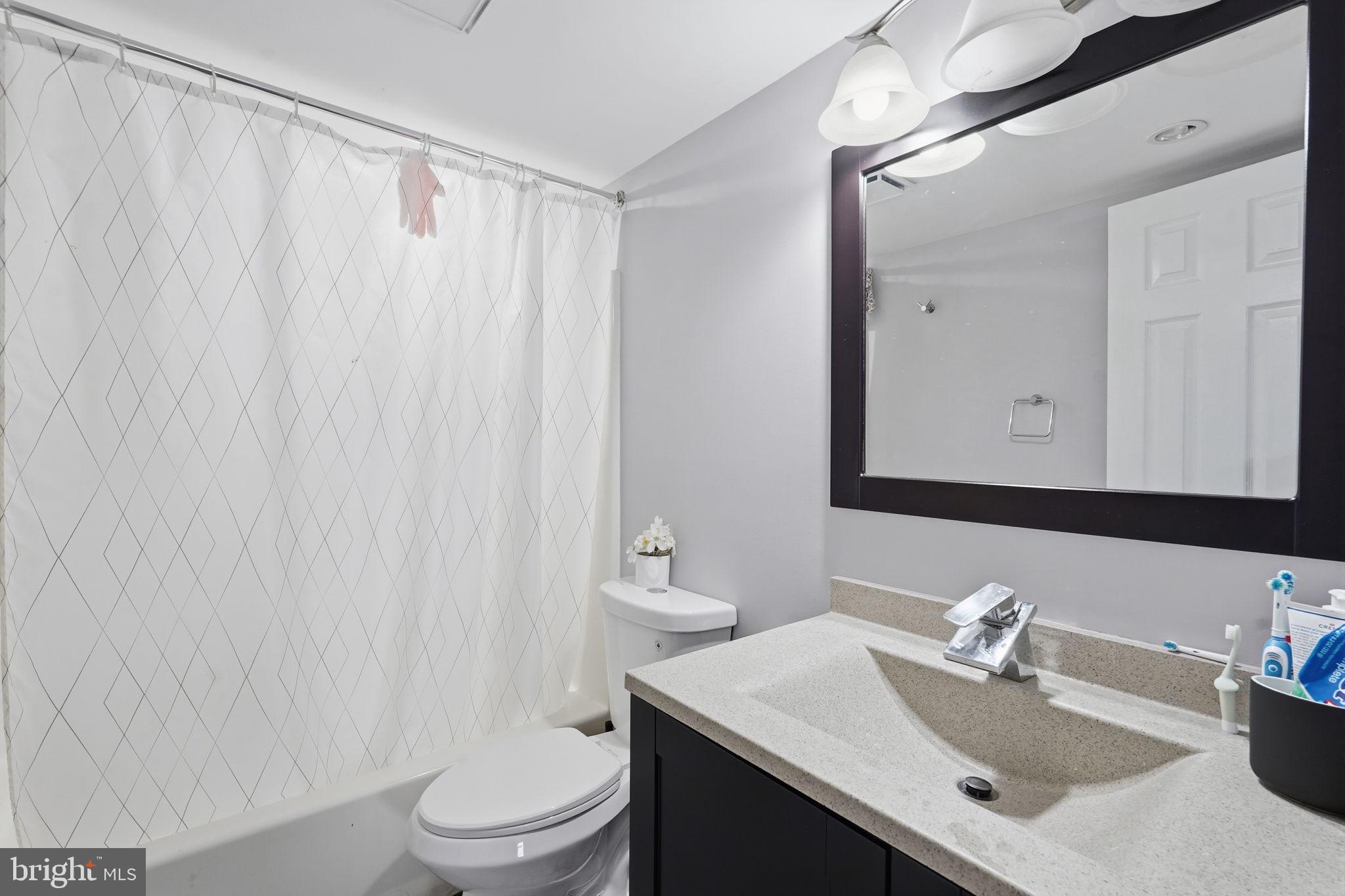 LAKESIDE PLAZA - Residential