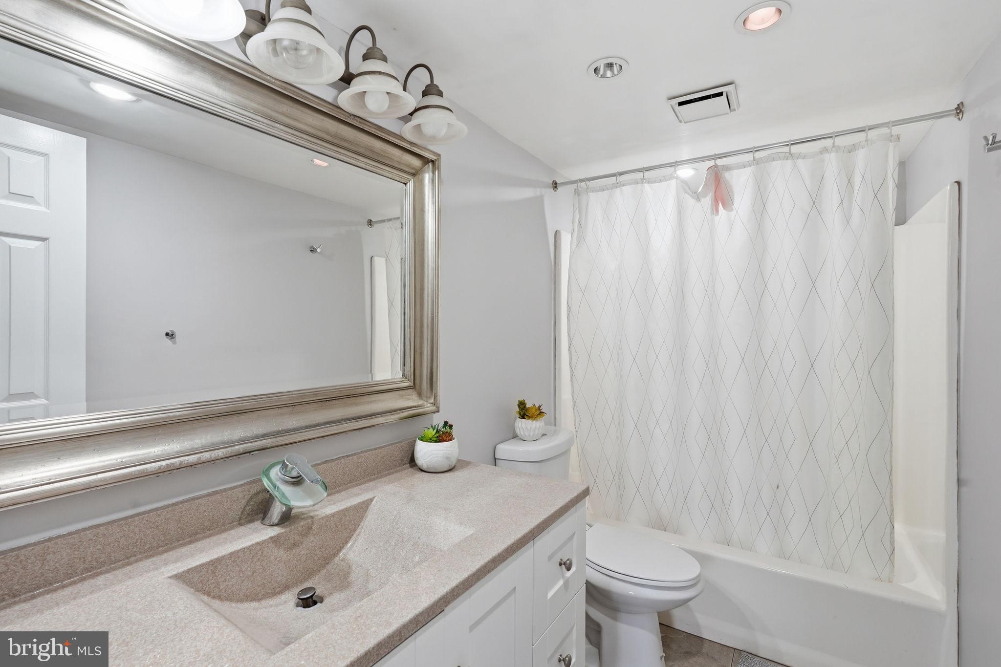 LAKESIDE PLAZA - Residential