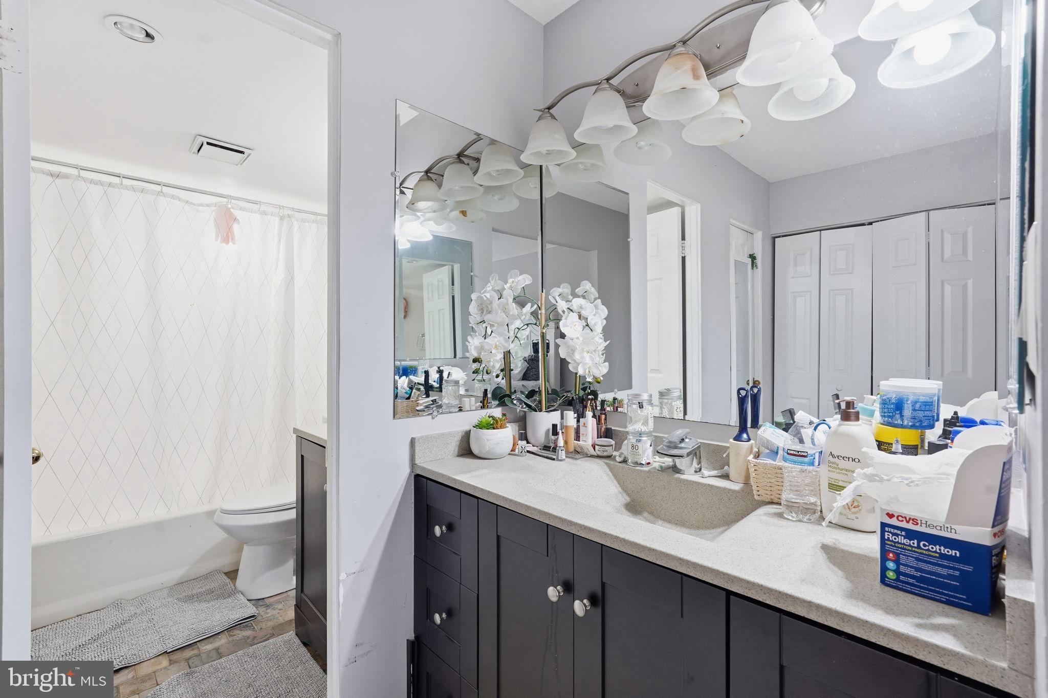 LAKESIDE PLAZA - Residential