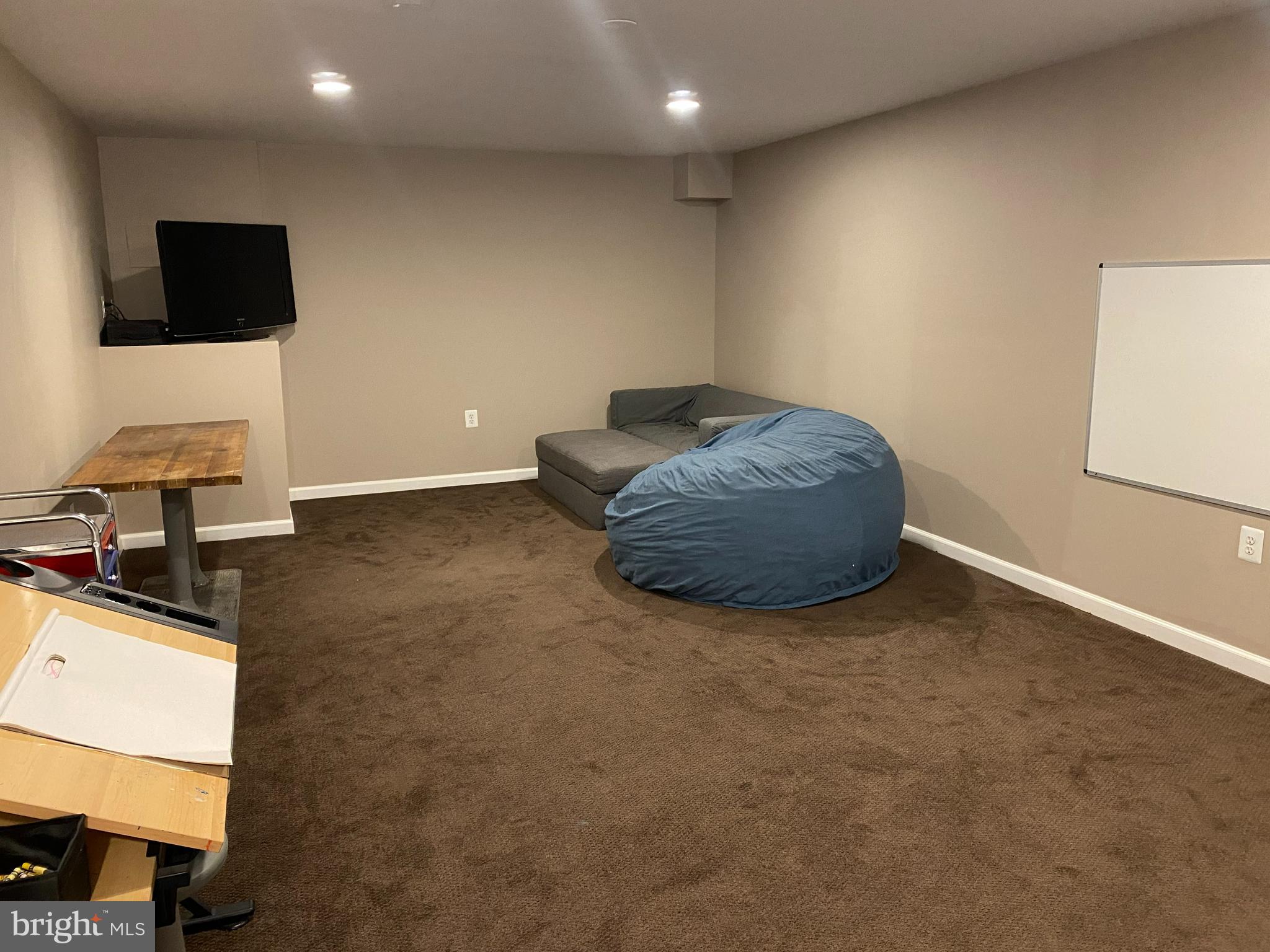 WOODLAND BEACH - Residential