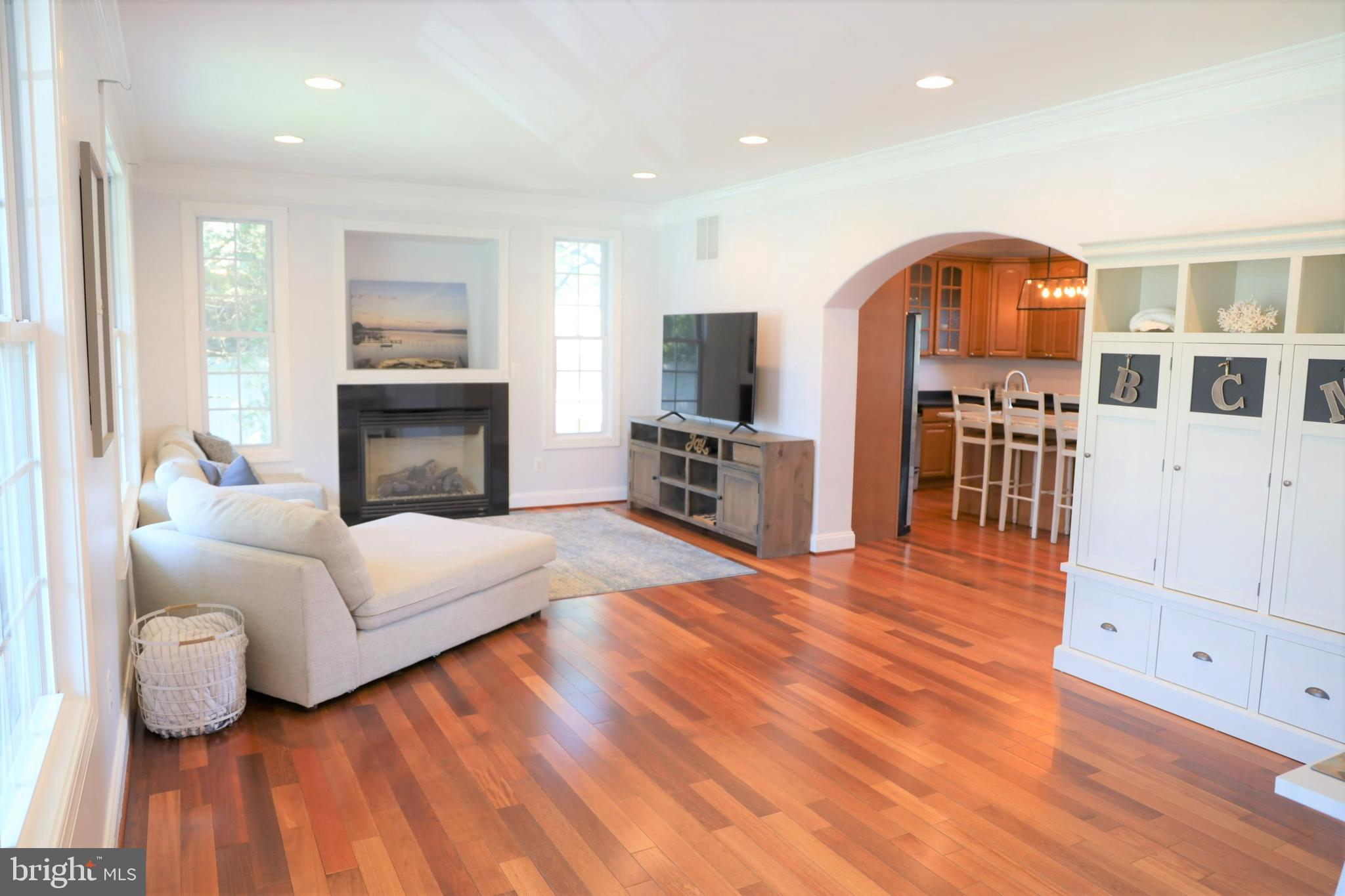 WOODLAND BEACH - Residential