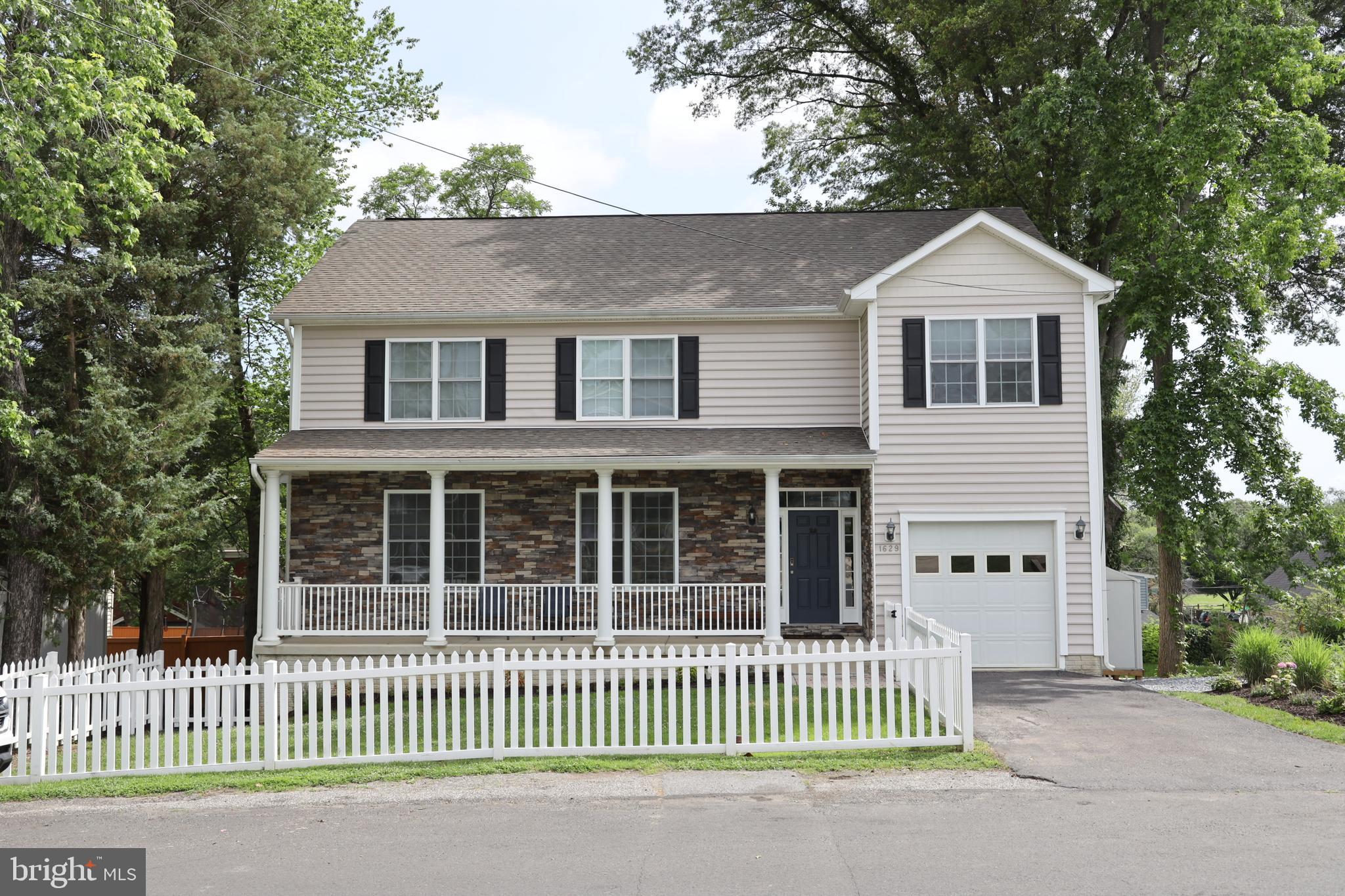 WOODLAND BEACH - Residential