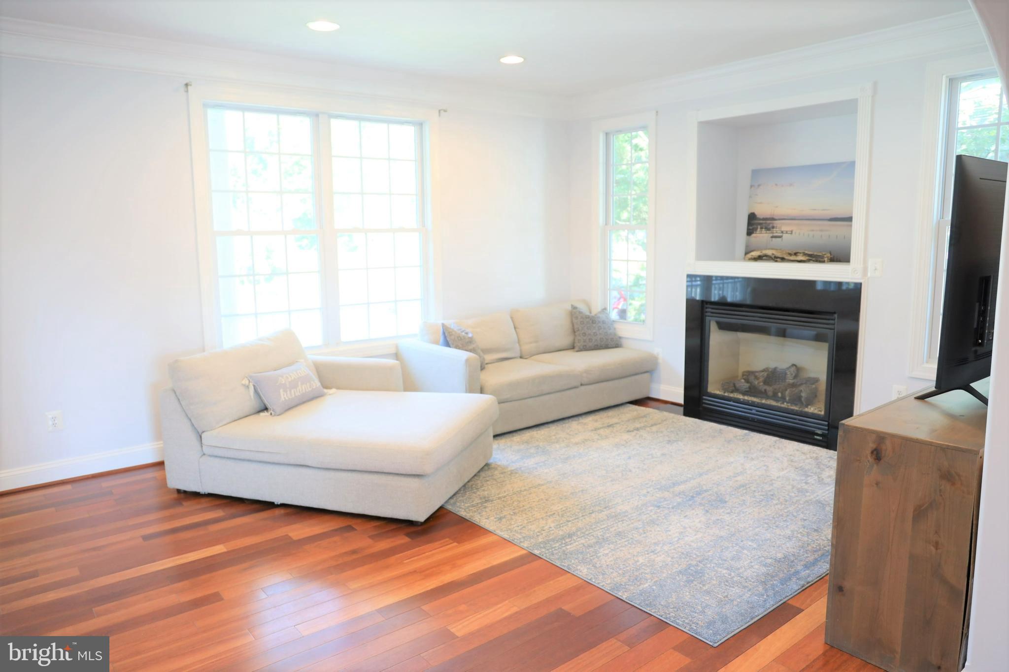 WOODLAND BEACH - Residential