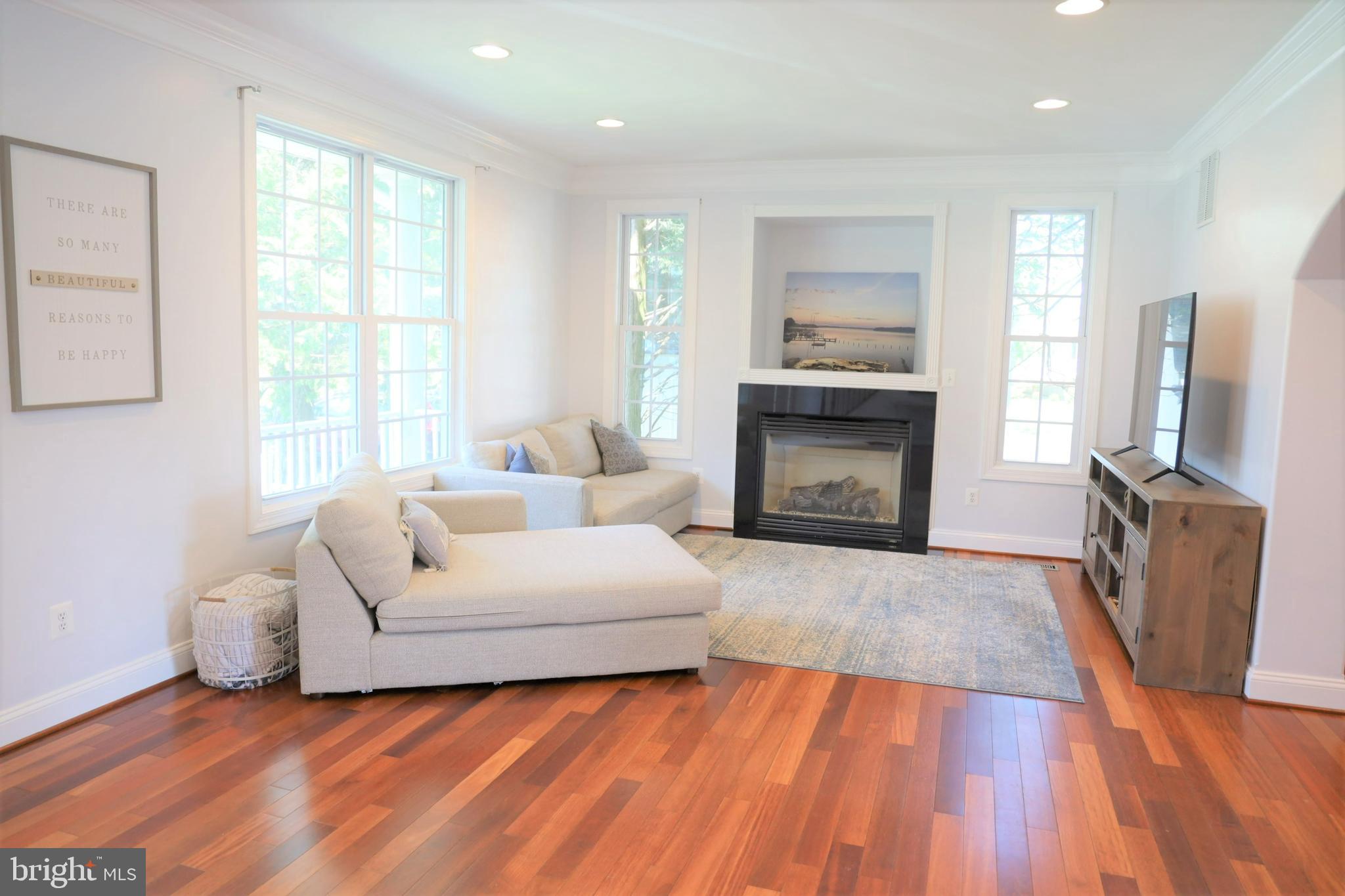 WOODLAND BEACH - Residential