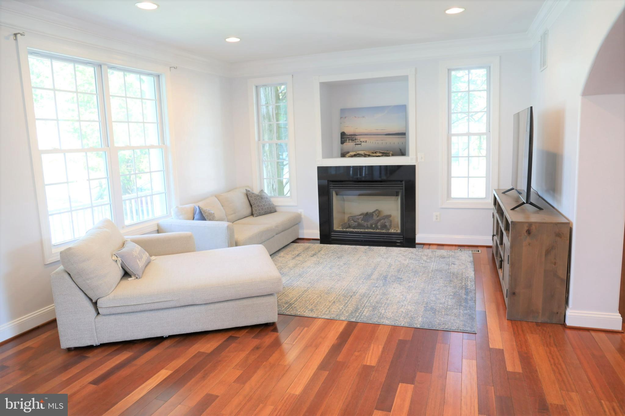 WOODLAND BEACH - Residential