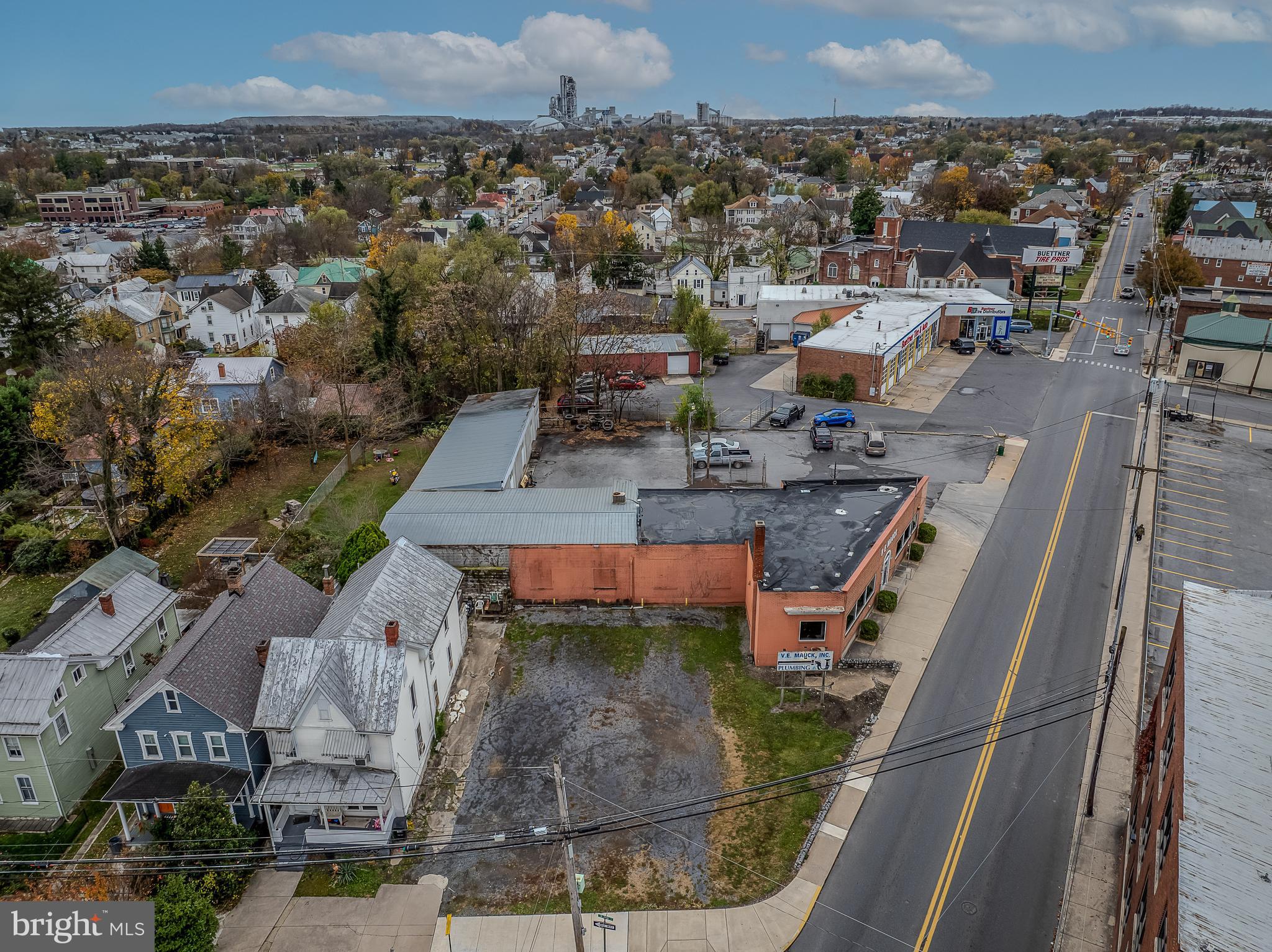 Main image without alt text