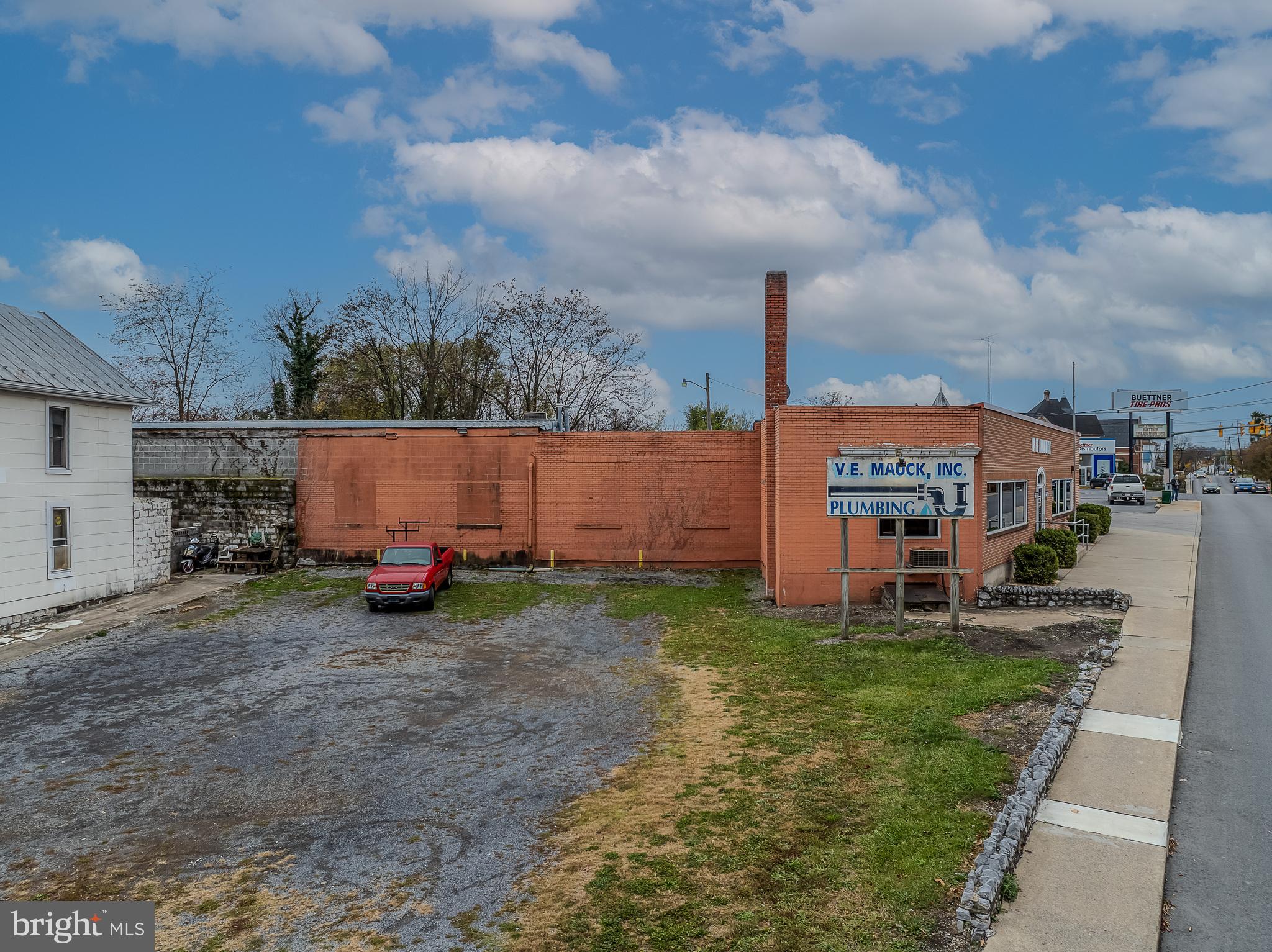 Main image without alt text