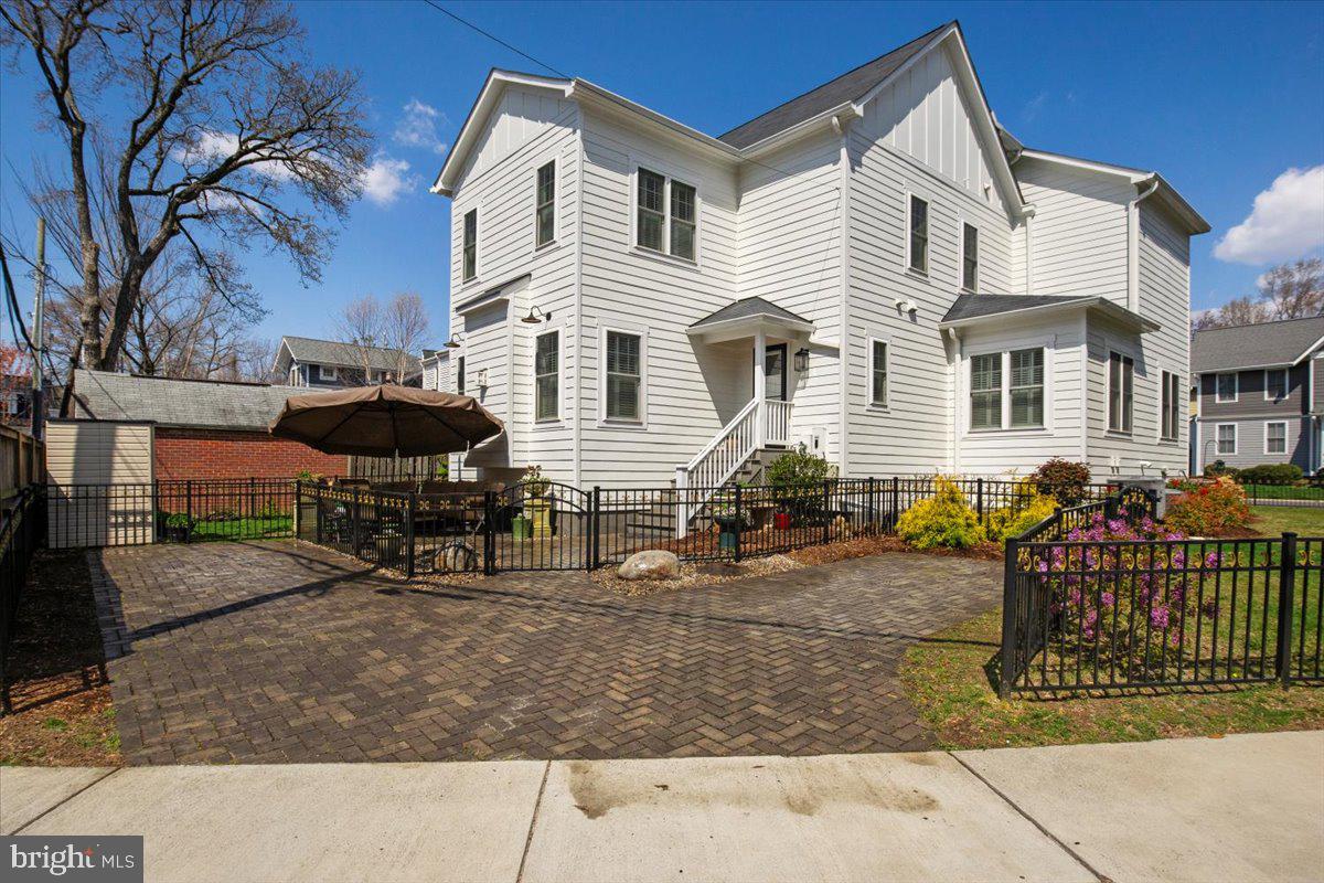 LYON VILLAGE - Residential