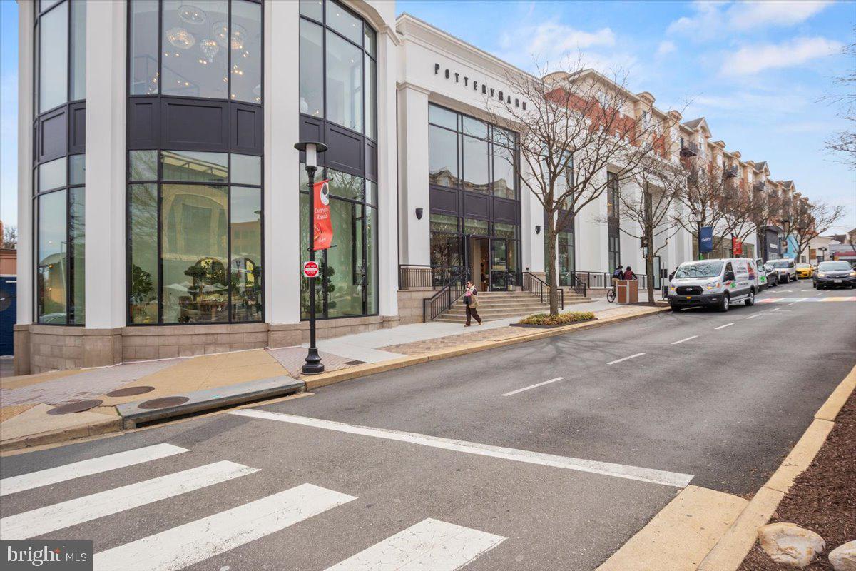 LYON VILLAGE - Residential