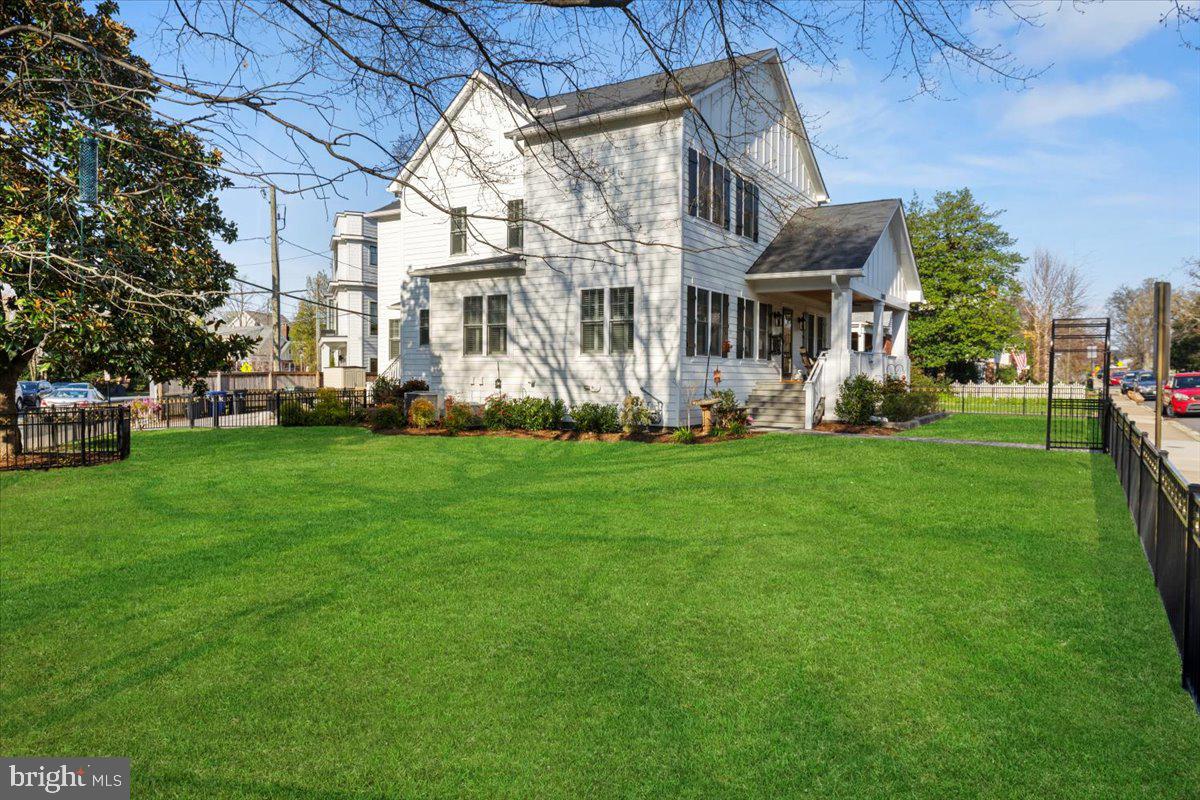 LYON VILLAGE - Residential