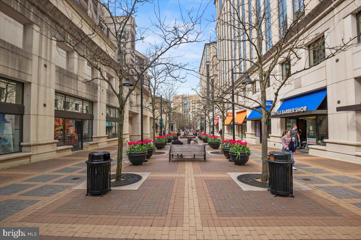 LYON VILLAGE - Residential