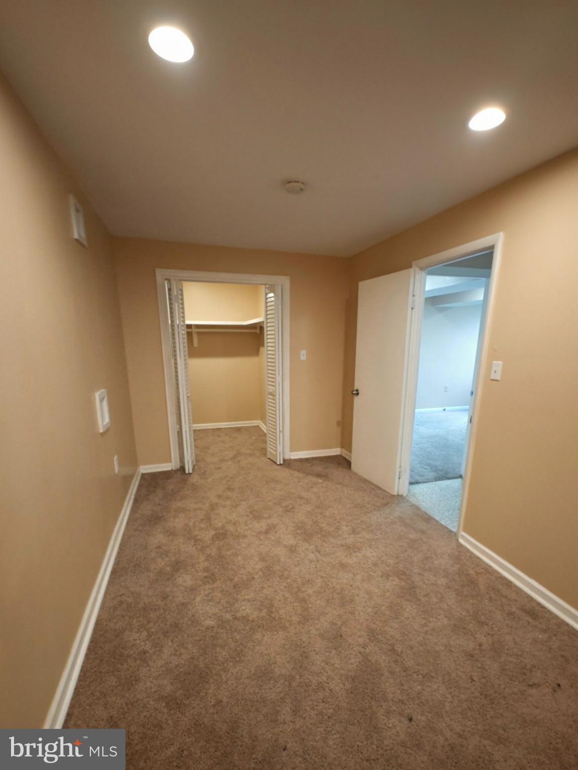 FAIRFIELD KNOLLS - Residential Lease