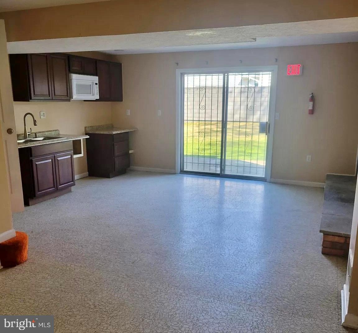 FAIRFIELD KNOLLS - Residential Lease