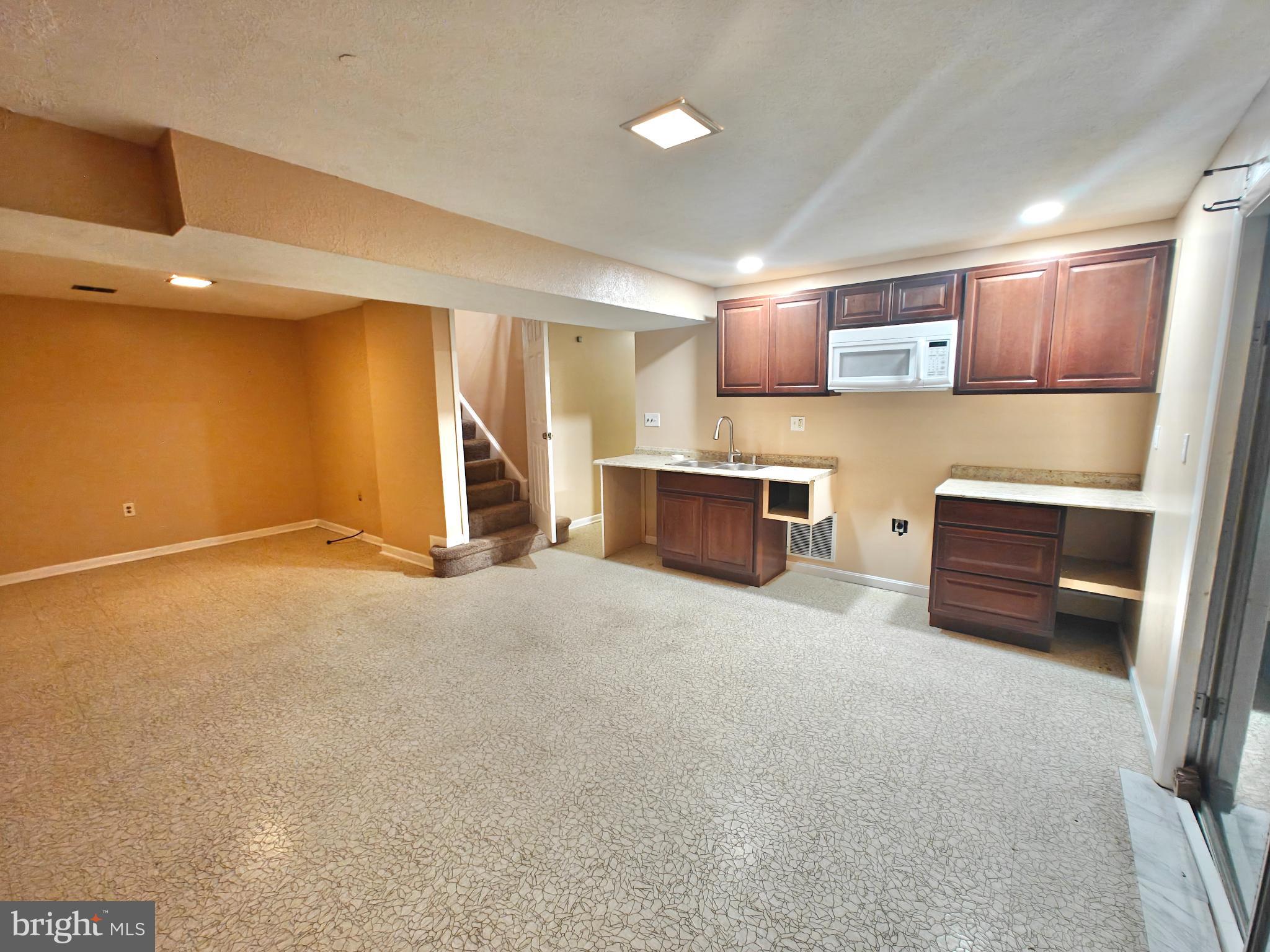 FAIRFIELD KNOLLS - Residential Lease