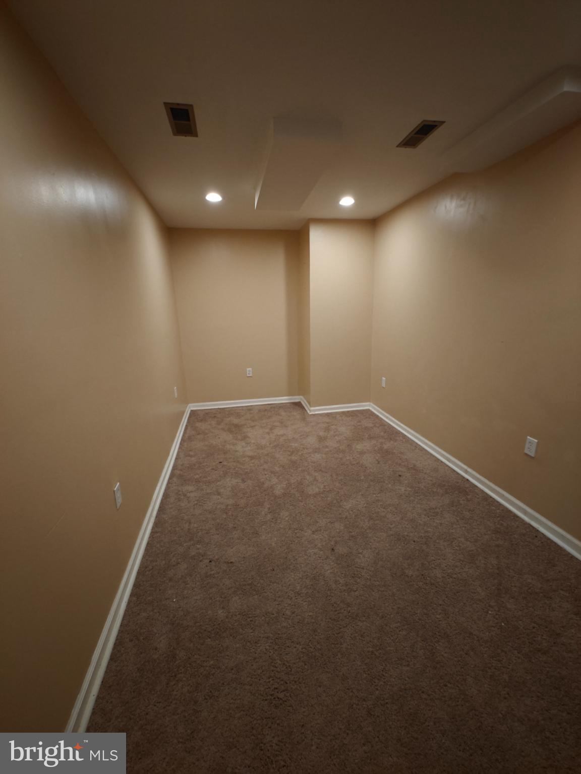 FAIRFIELD KNOLLS - Residential Lease