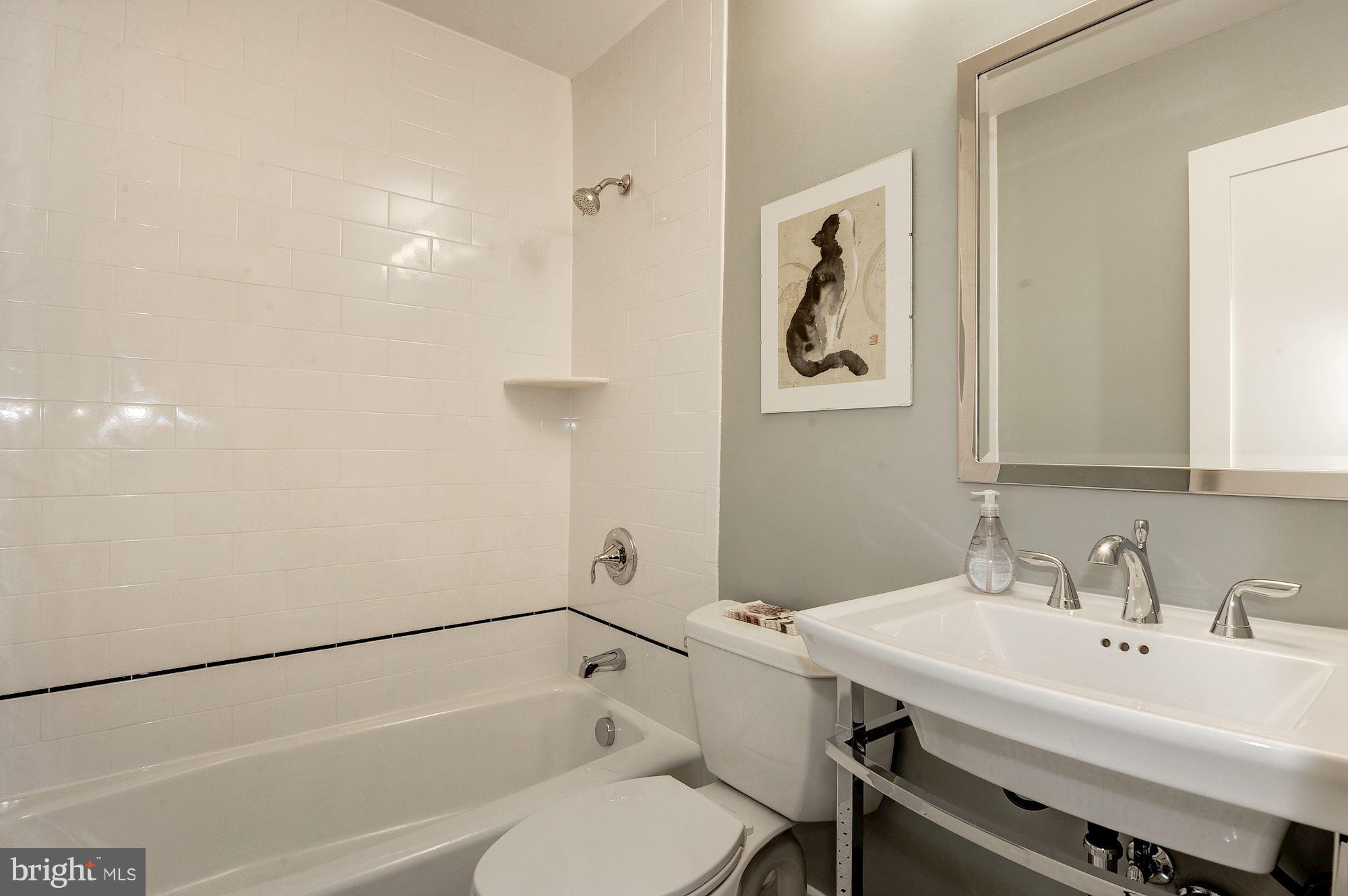 COUNTRY CLUB HILLS - Residential Lease