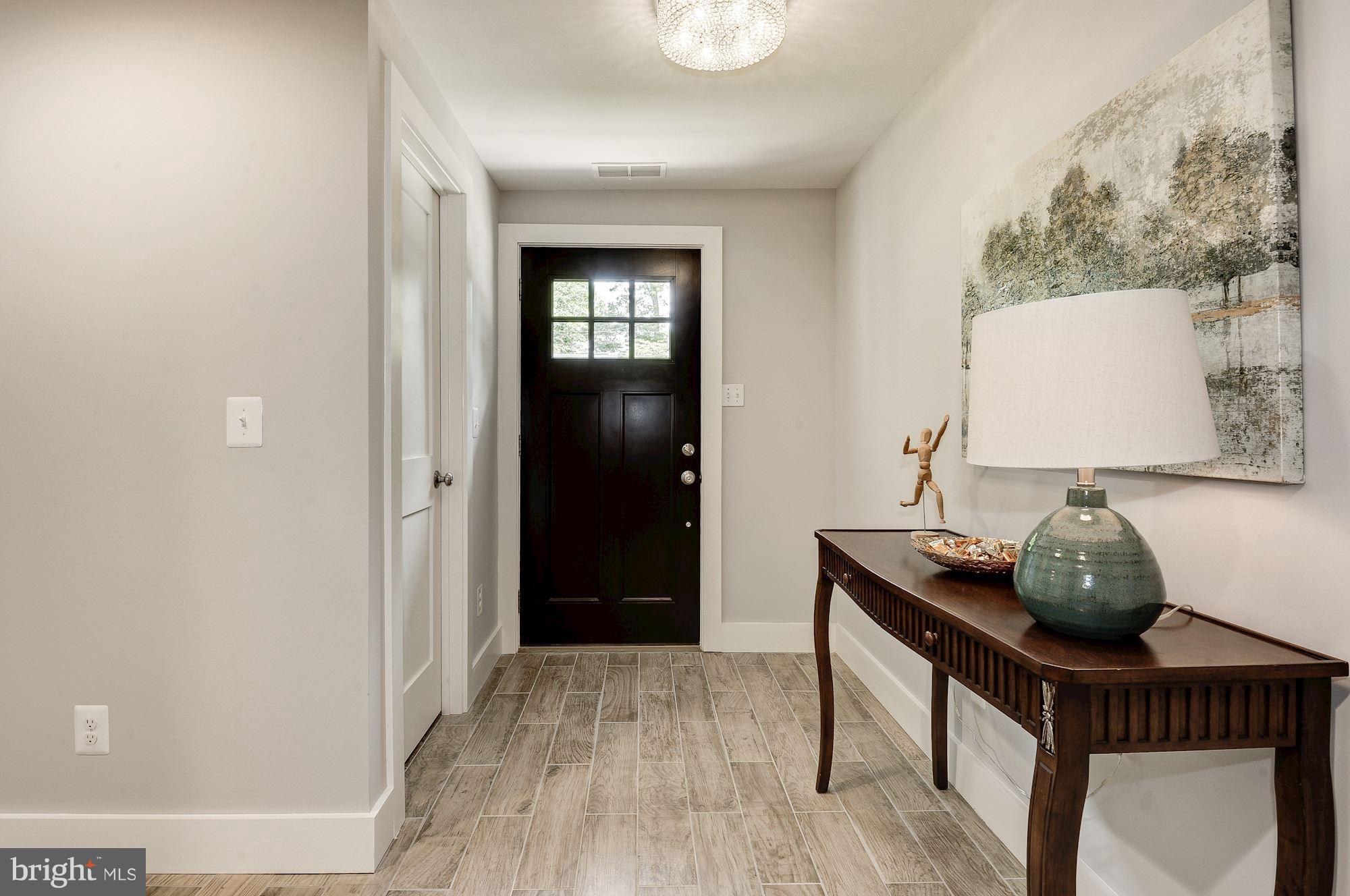 COUNTRY CLUB HILLS - Residential Lease