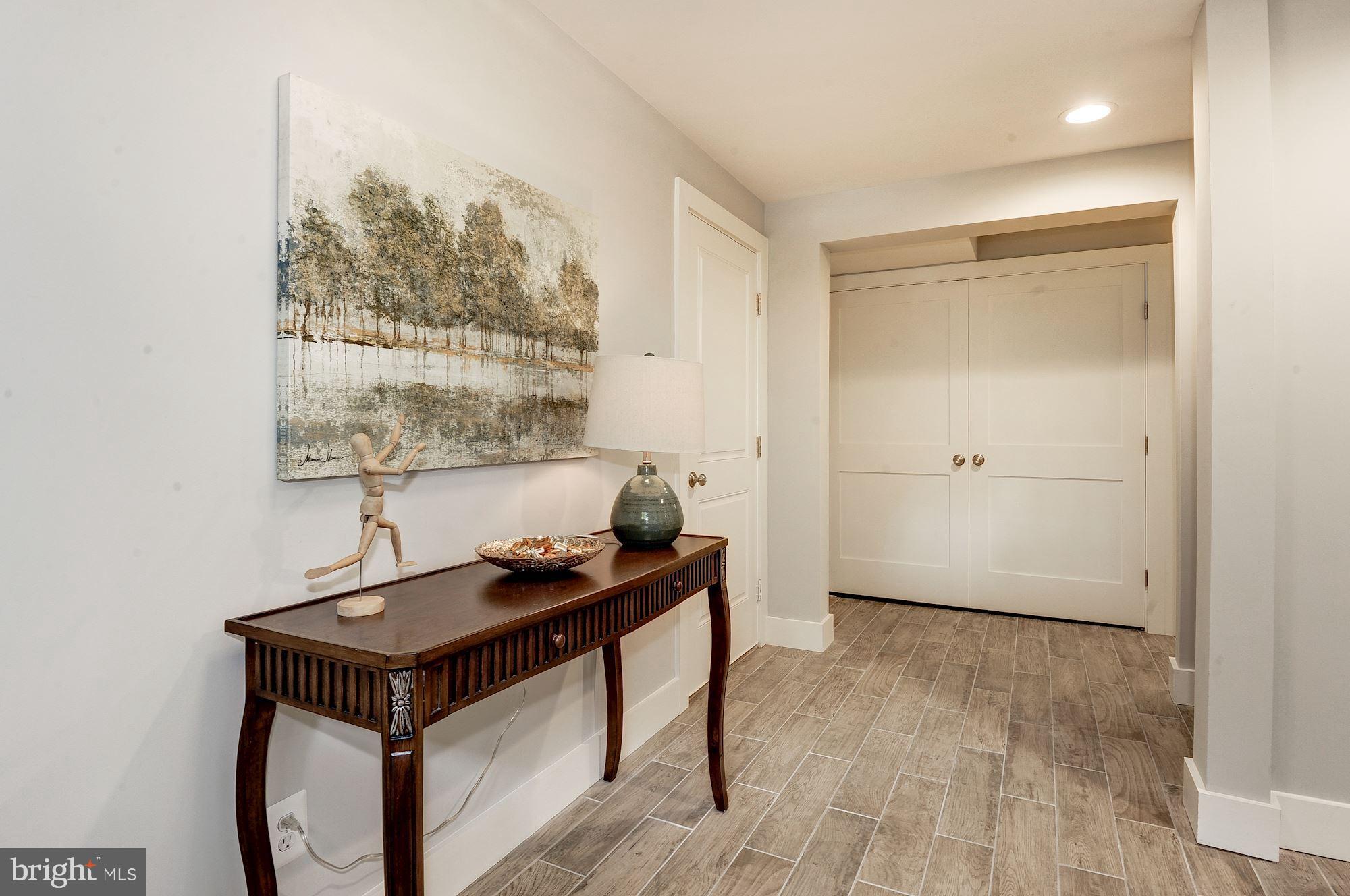 COUNTRY CLUB HILLS - Residential Lease