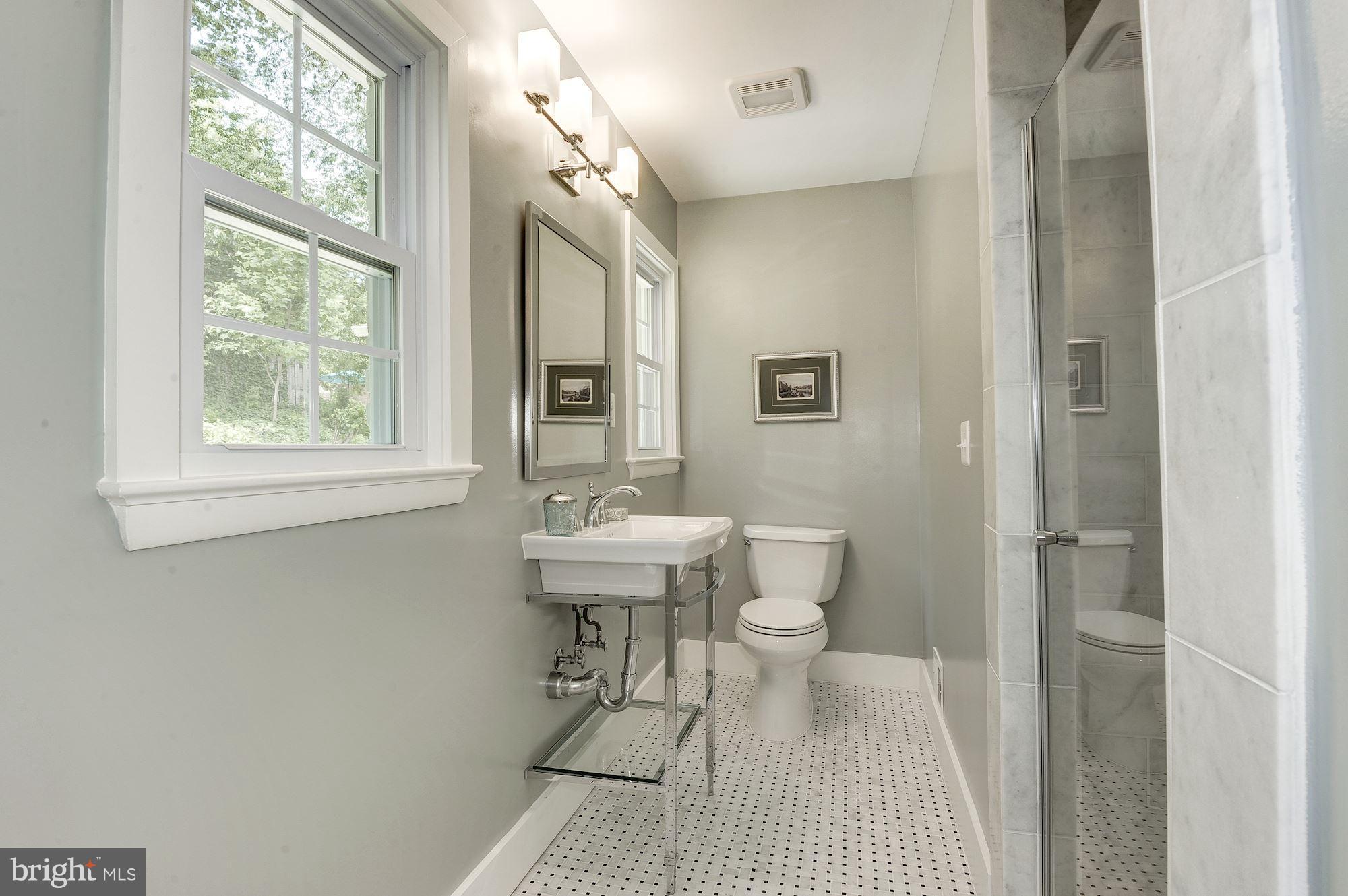 COUNTRY CLUB HILLS - Residential Lease