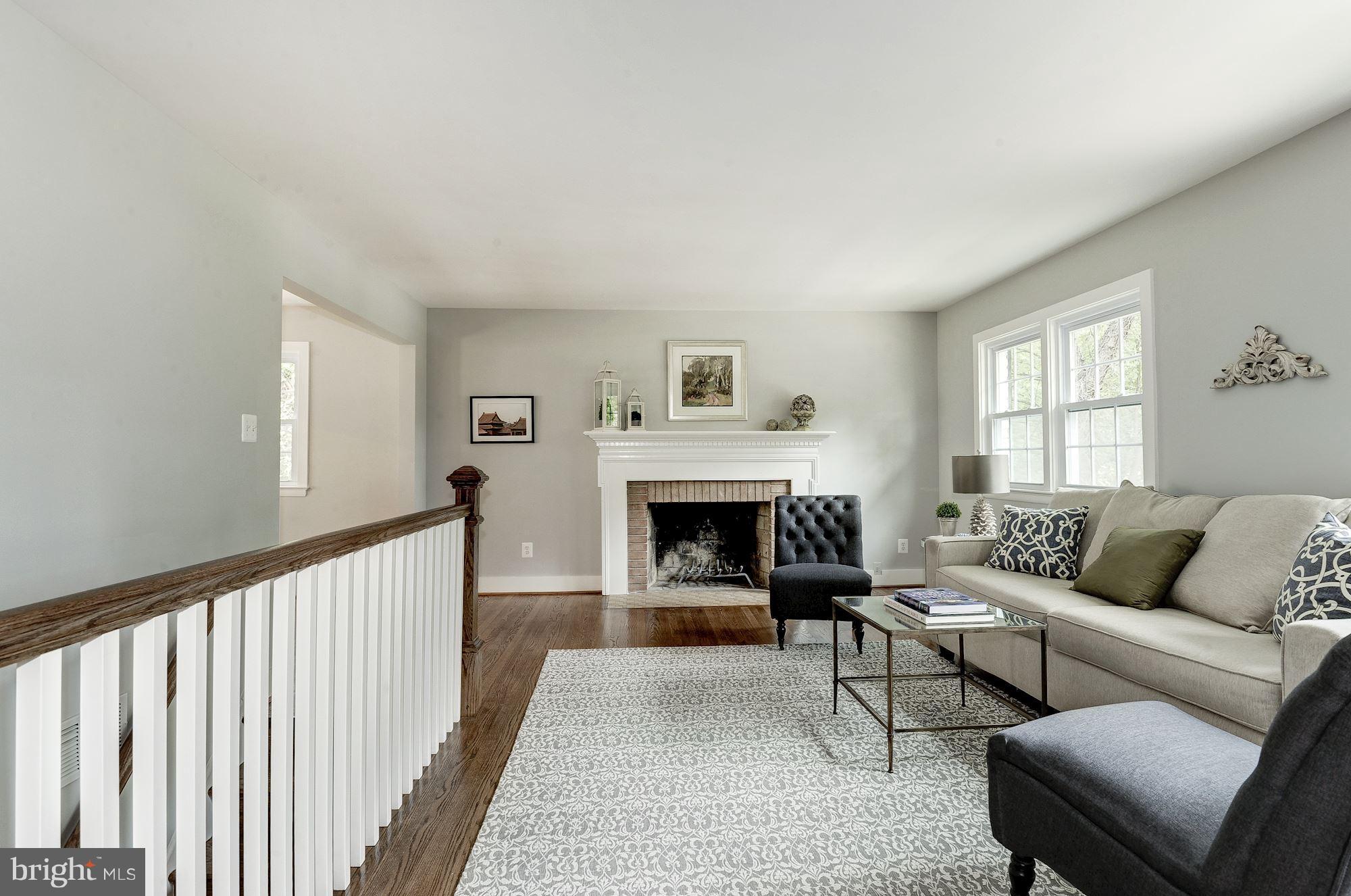 COUNTRY CLUB HILLS - Residential Lease