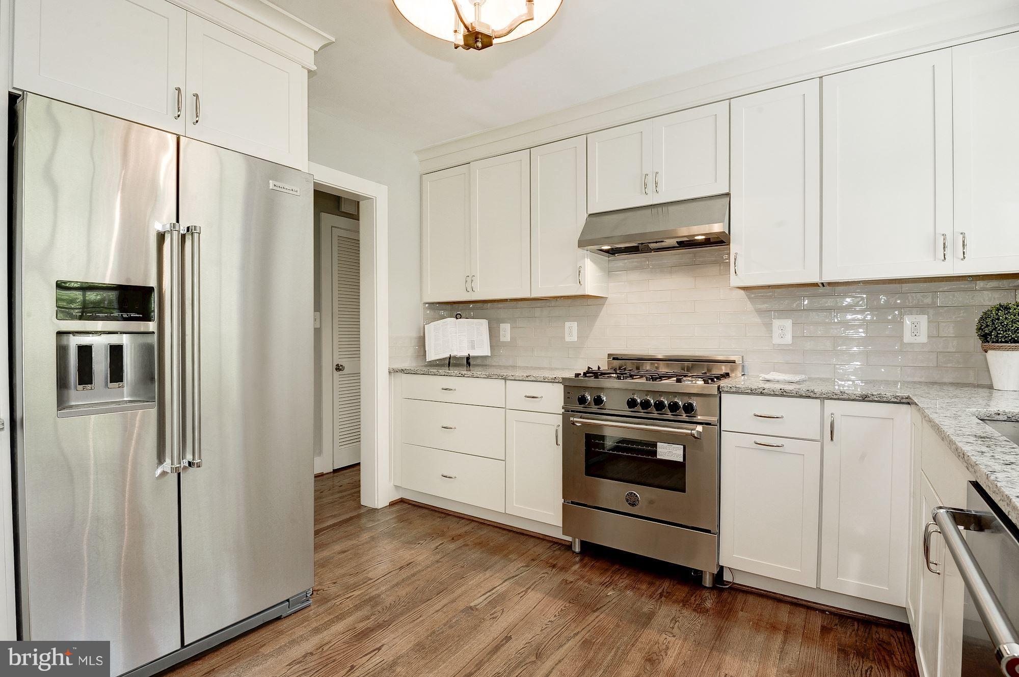 COUNTRY CLUB HILLS - Residential Lease