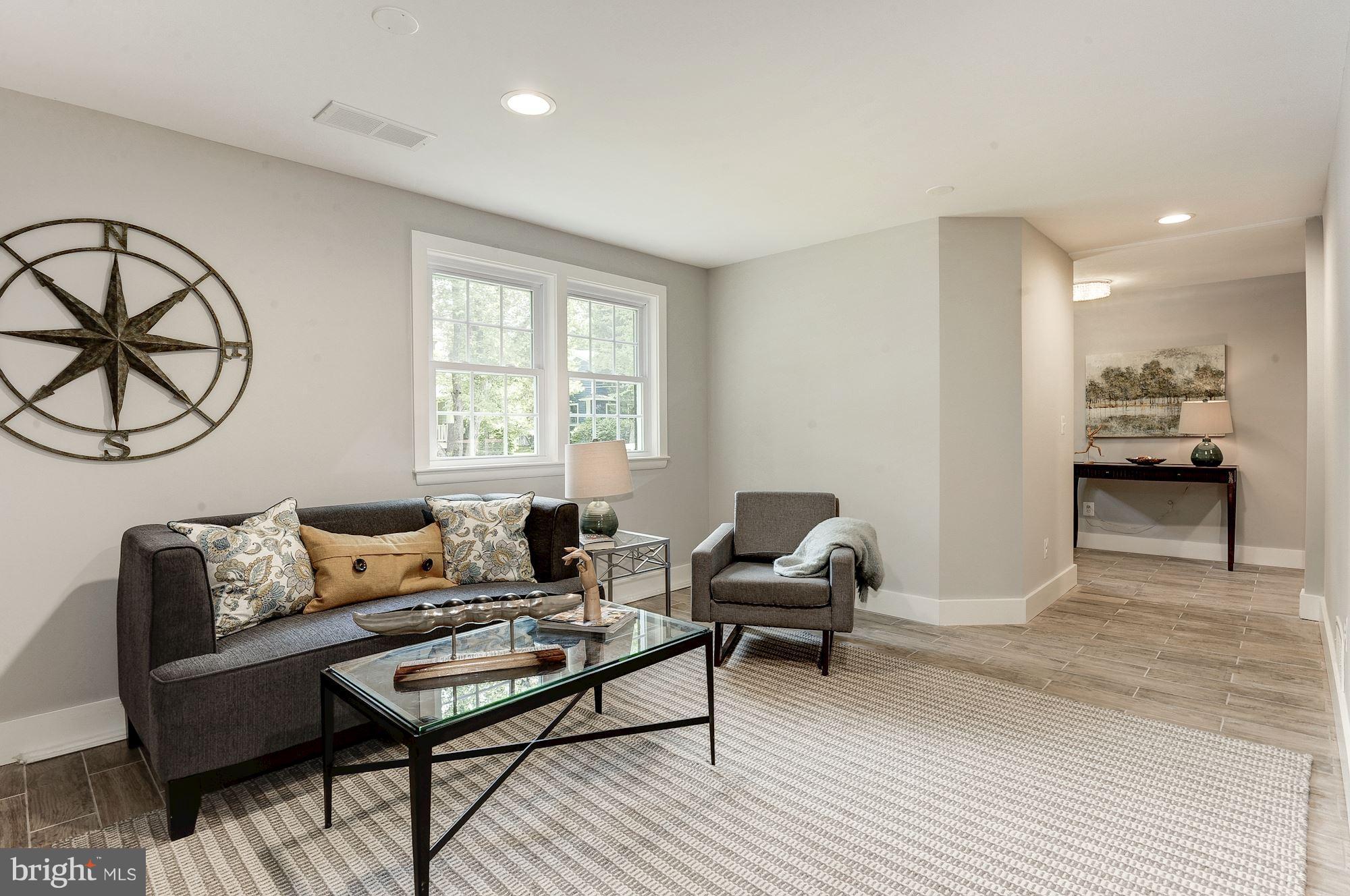 COUNTRY CLUB HILLS - Residential Lease