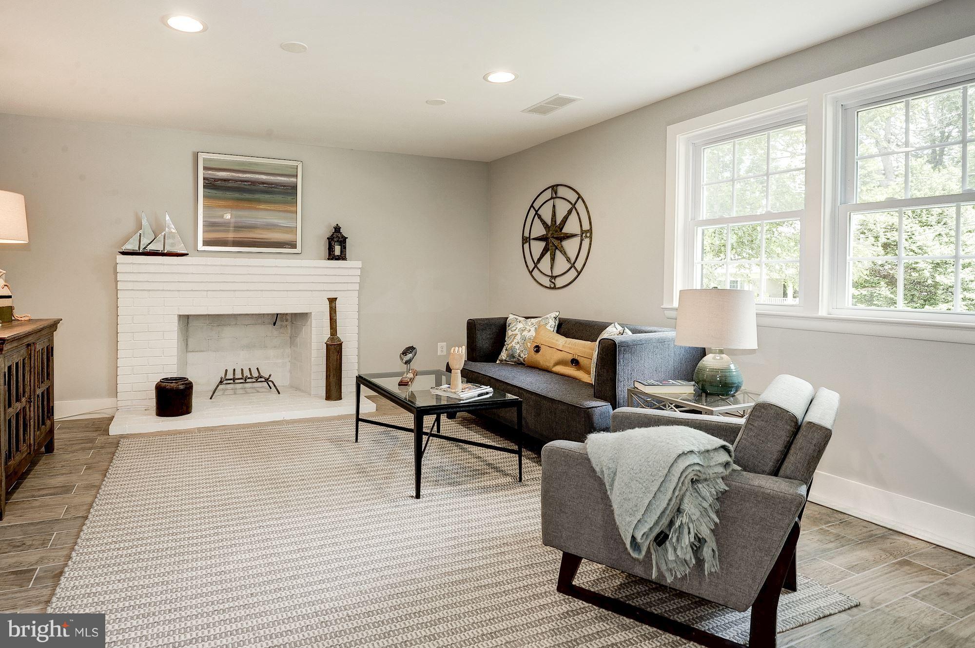 COUNTRY CLUB HILLS - Residential Lease