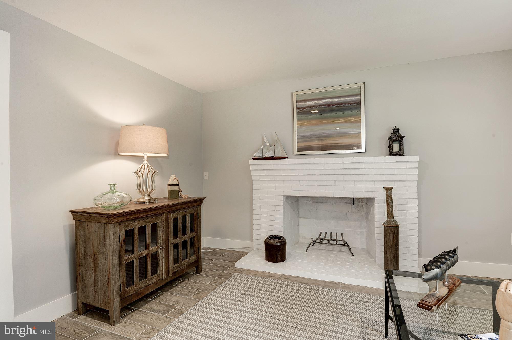 COUNTRY CLUB HILLS - Residential Lease