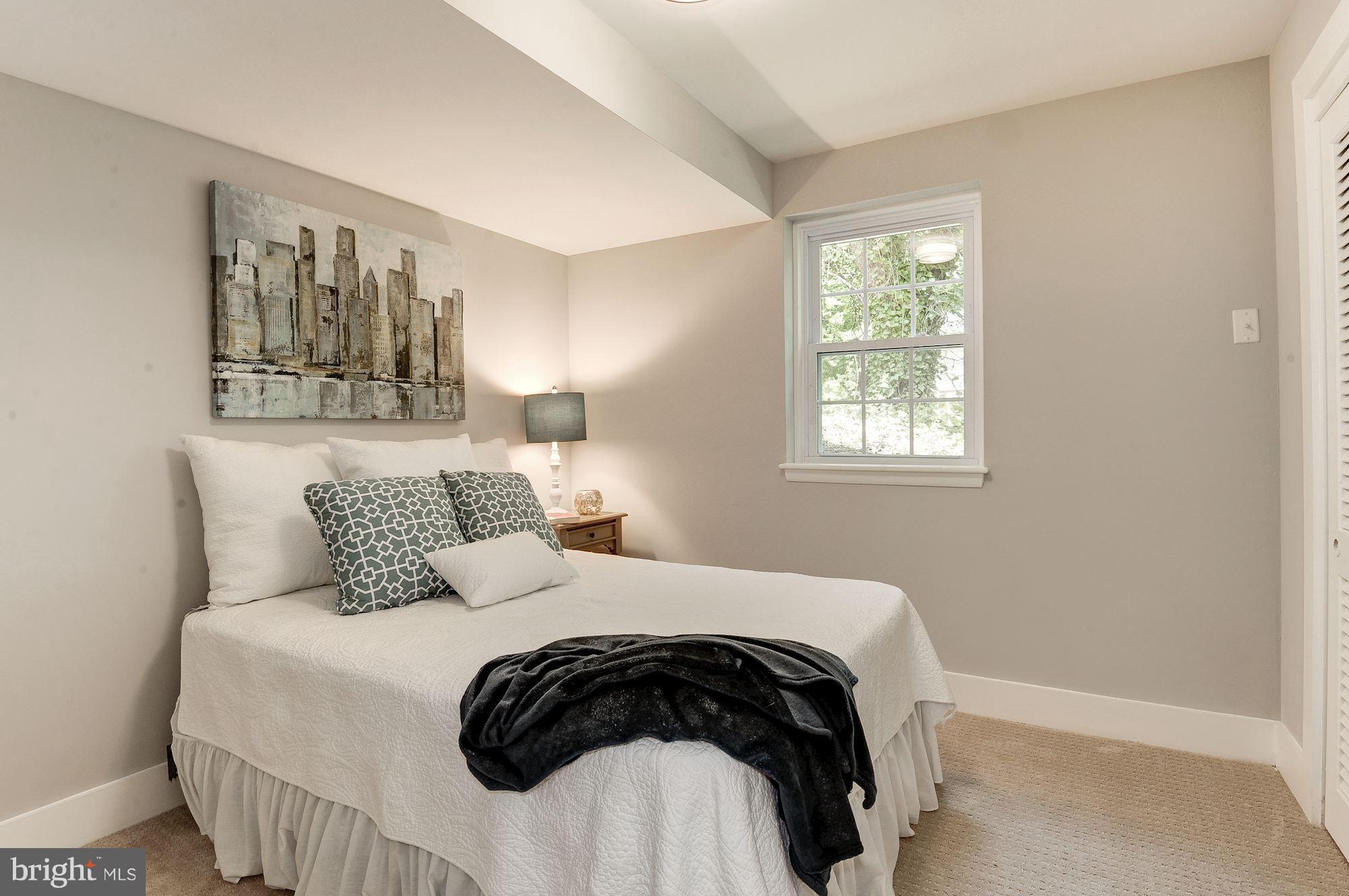 COUNTRY CLUB HILLS - Residential Lease