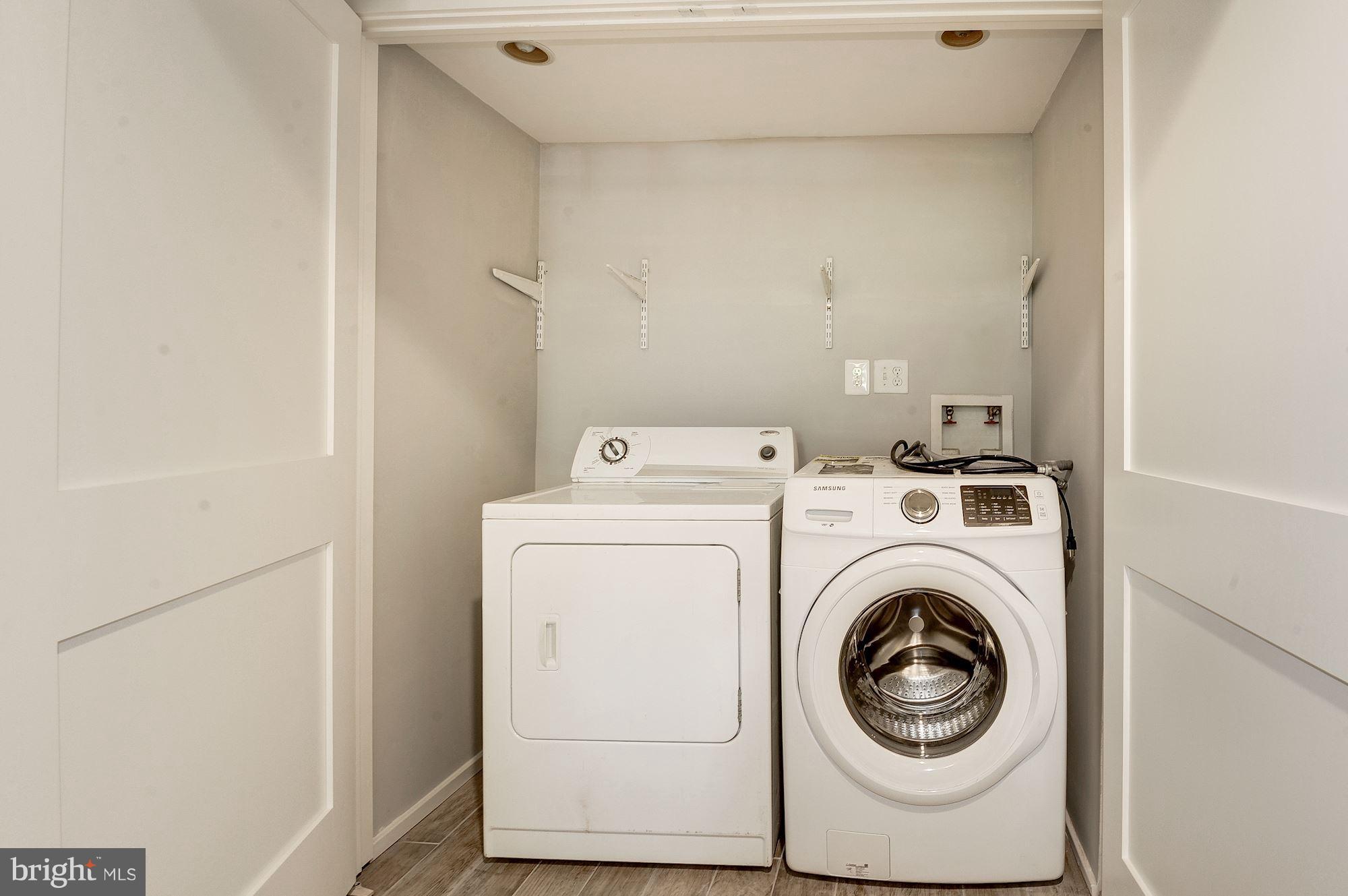 COUNTRY CLUB HILLS - Residential Lease