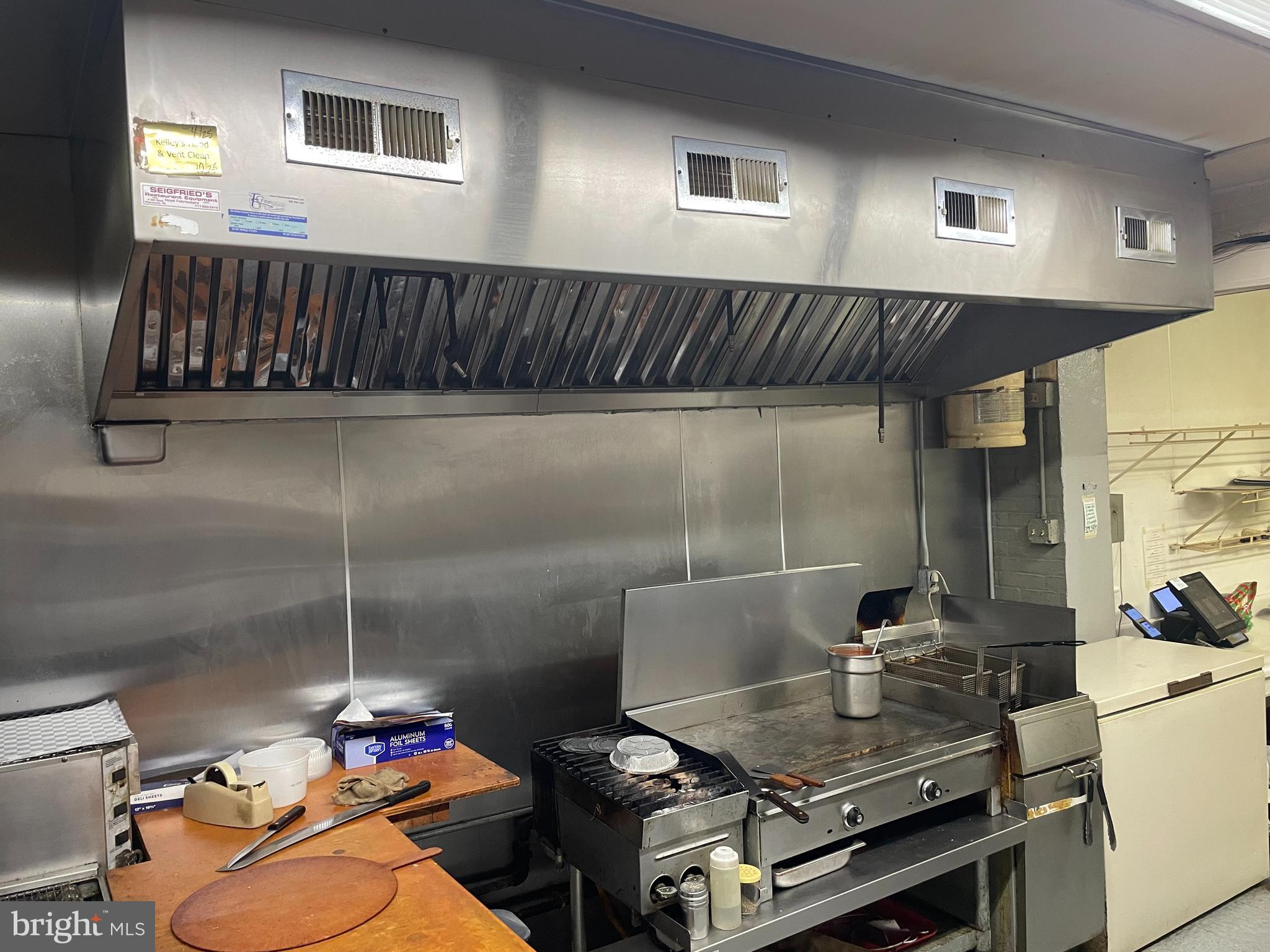 COLLEGE PARK - Commercial Sale